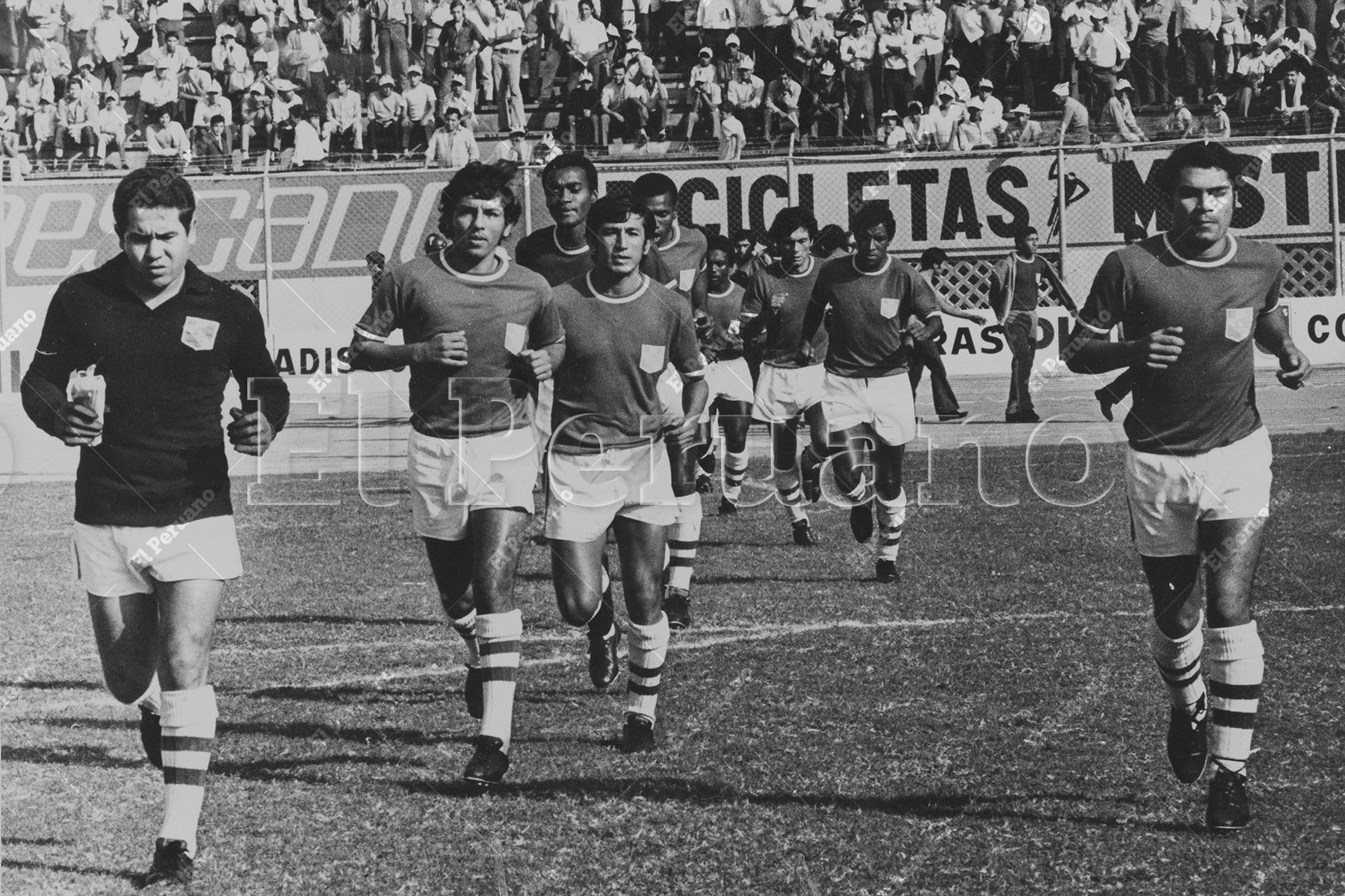 Lima - 29 mayo 1972 / Luis Rubiños, Alfredo Quesada y Orlando "Chito" de la Torre comandan la salida de Sporting Cristal al campo del Estadio Nacional. Foto: Archivo Histórico de El Peruano