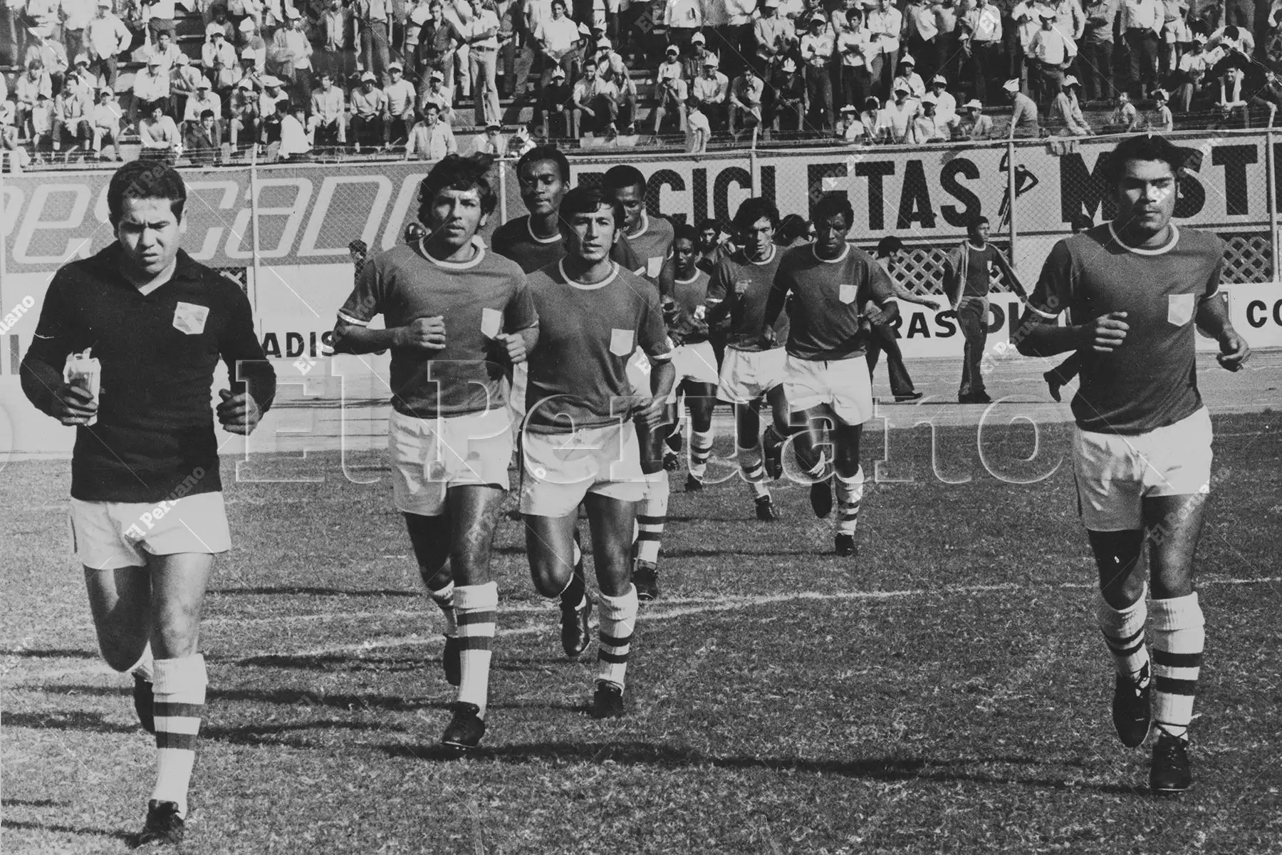 Lima - 29 mayo 1972 / Luis Rubiños, Alfredo Quesada y Orlando "Chito" de la Torre comandan la salida de Sporting Cristal al campo del Estadio Nacional. Foto: Archivo Histórico de El Peruano