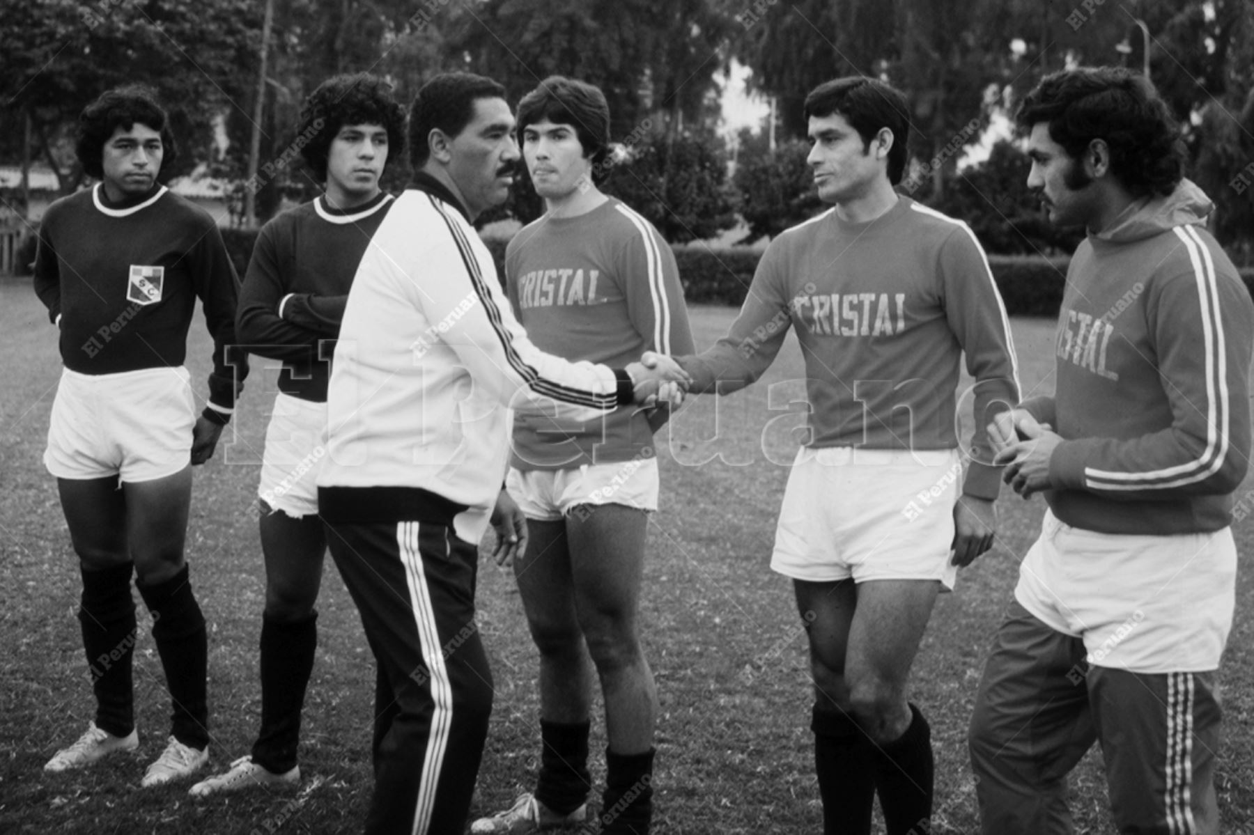 Lima - julio 1979 / Marcos Calderón, técnico del Sporting Cristal, saluda a los jugadores del club rimense antes de los entrenamientos. Foto: Archivo Histórico de El Peruano