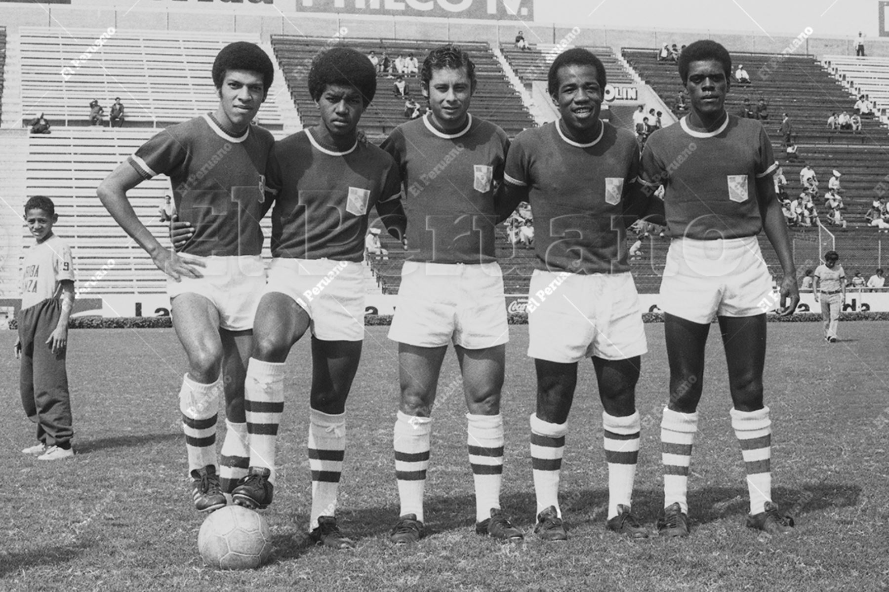 Lima - 17 julio 1976 / Roberto Mosquera, Julio César Uribe y Roberto Chale en la formación de Sporting Cristal antes del encuentro con CNI de Iquitos. Foto: Archivo Histórico de El Peruano / Virgilio Molero