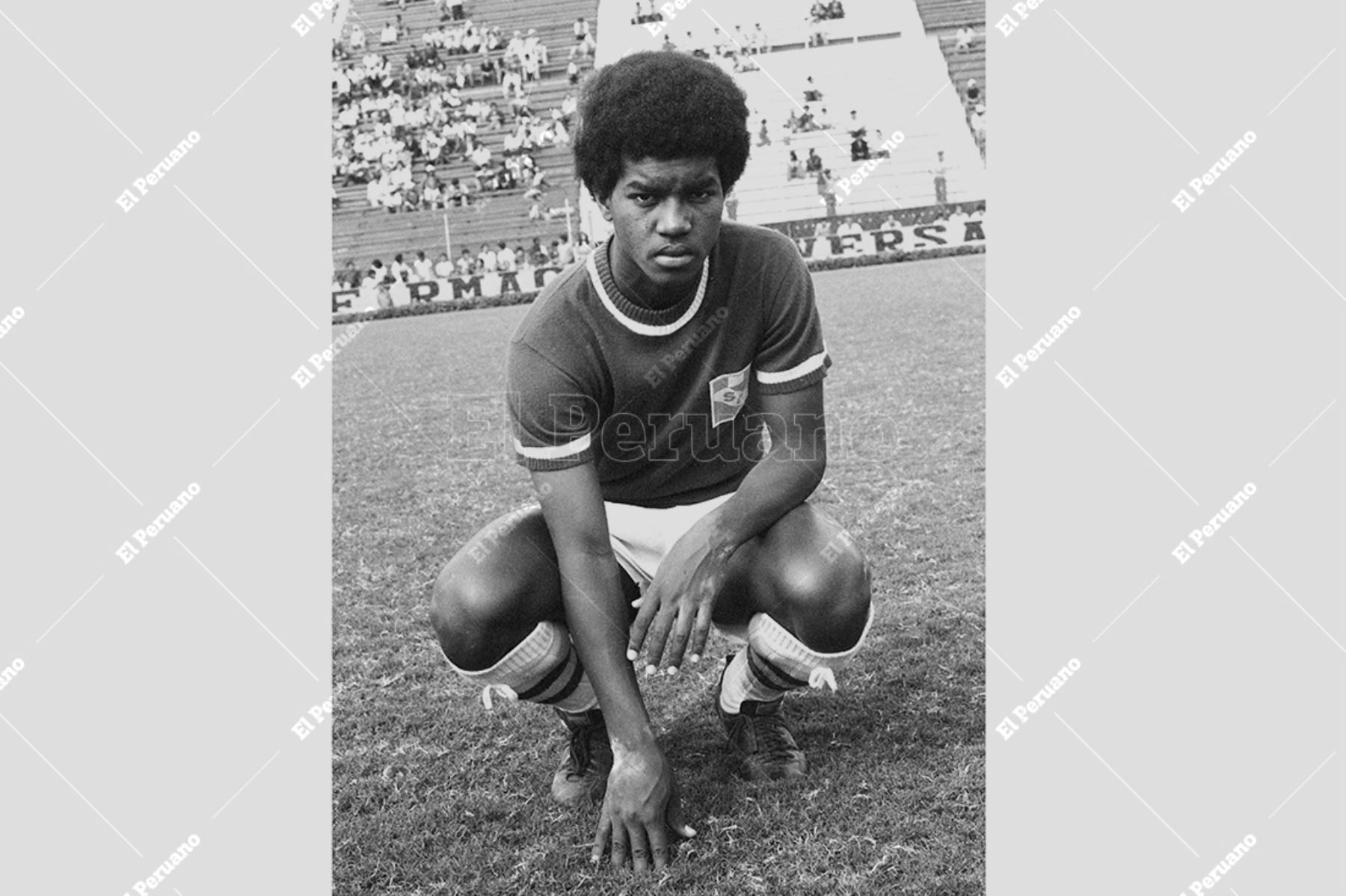 Lima - 17 julio 1976 / Julio César Uribe posa antes del encuentro entre Sporting Cristal y CNI de Iquitos. Foto: Archivo Histórico de El Peruano / Virgilio Molero