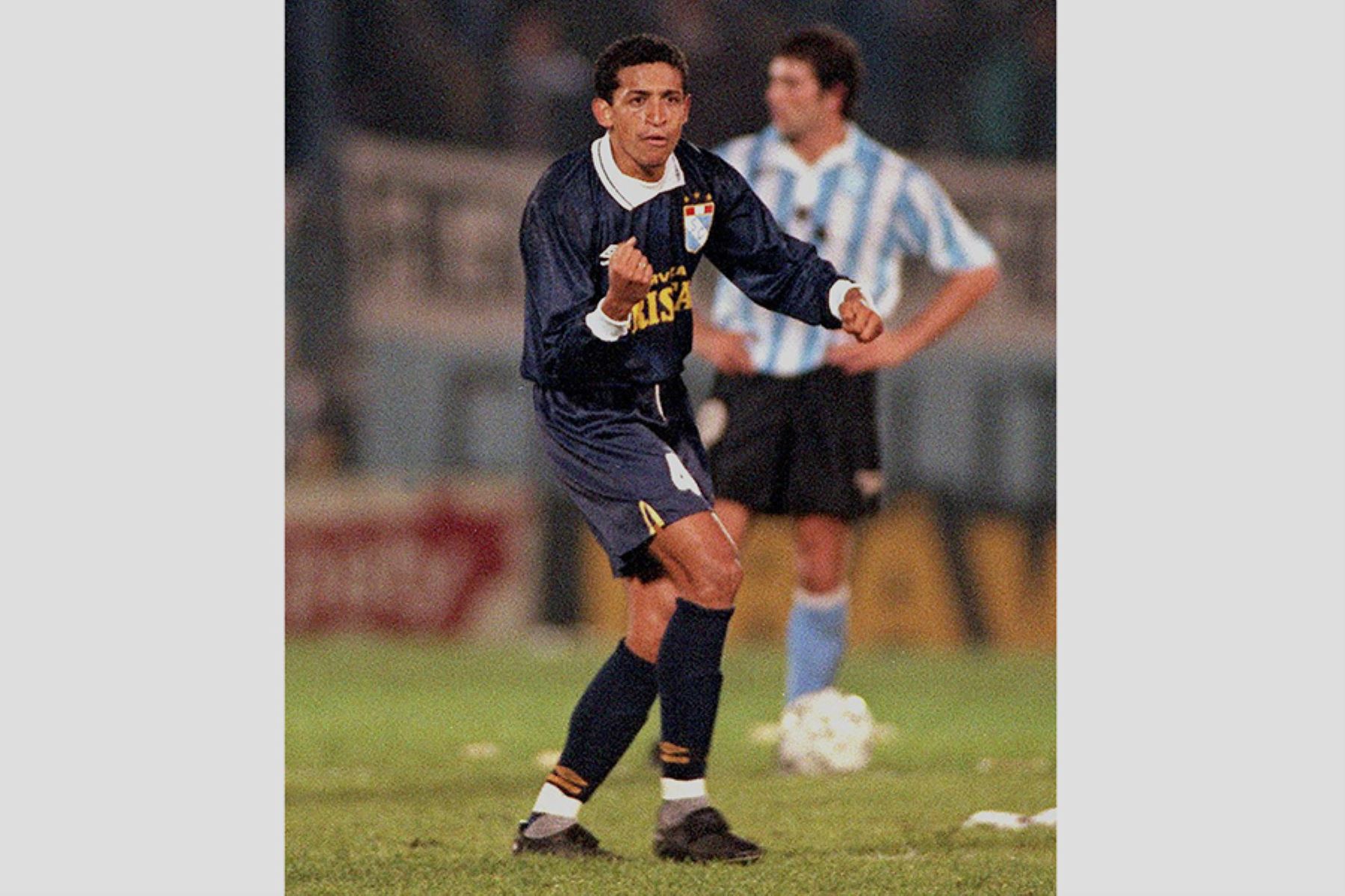 Jorge Soto de Sporting Cristal  festeja su gol, el 23 julio de 1997 en Buenos Aires, durante el match que disputaron por una de las semifinales de la edición de la Copa Libertadores de América. Foto: AFP