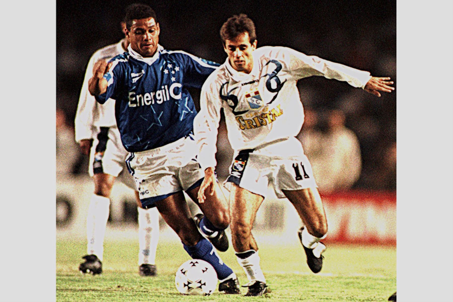 El delantero Julinho de Sporting Cristal disputa el balón con el defensor Donizete, de Cruzeiro,el 13 de agosto de 1997, durante el partido que ambos equipos disputaron por la final de la Copa Libertadores de América en Belo Horizonte, Brasil. Foto: AFP