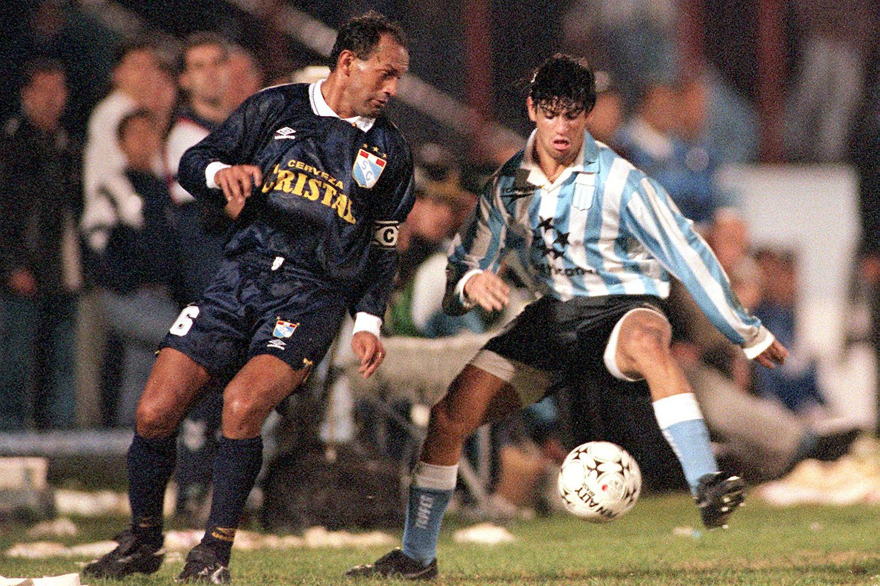 Gastón Córdoba del Racing Club de Argentina lucha por el balón con Pedro Garay de Sporting Cristal de Perú, 23 julio de 1997 en Buenos Aires, durante el match que disputan por una de las semifinales de la Copa Libertadores de América.  Foto: AFP