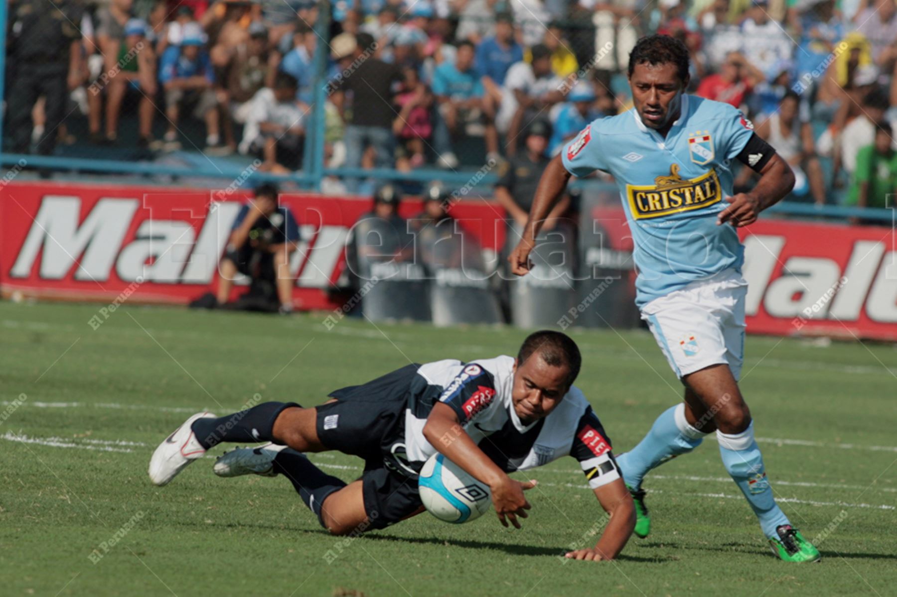 Lima - 26 febrero 2011 / Roberto Palacios supera a un rival. El ‘Chorrillano’ fue figura en el encuentro entre Sporting Cristal y Alianza Lima en el estadio San Martín. Foto: Diario El Peruano / César García