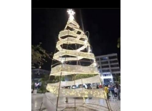 El Órgano de Control Institucional de la Municipalidad Provincial de Chiclayo advirtió que la gestión de la alcaldesa Janet Cubas Carranza contrató a un postor que no cumplía con los requisitos. para el servicio de decorado navideño del Parque Principal de Chiclayo. ANDINA/Difusión