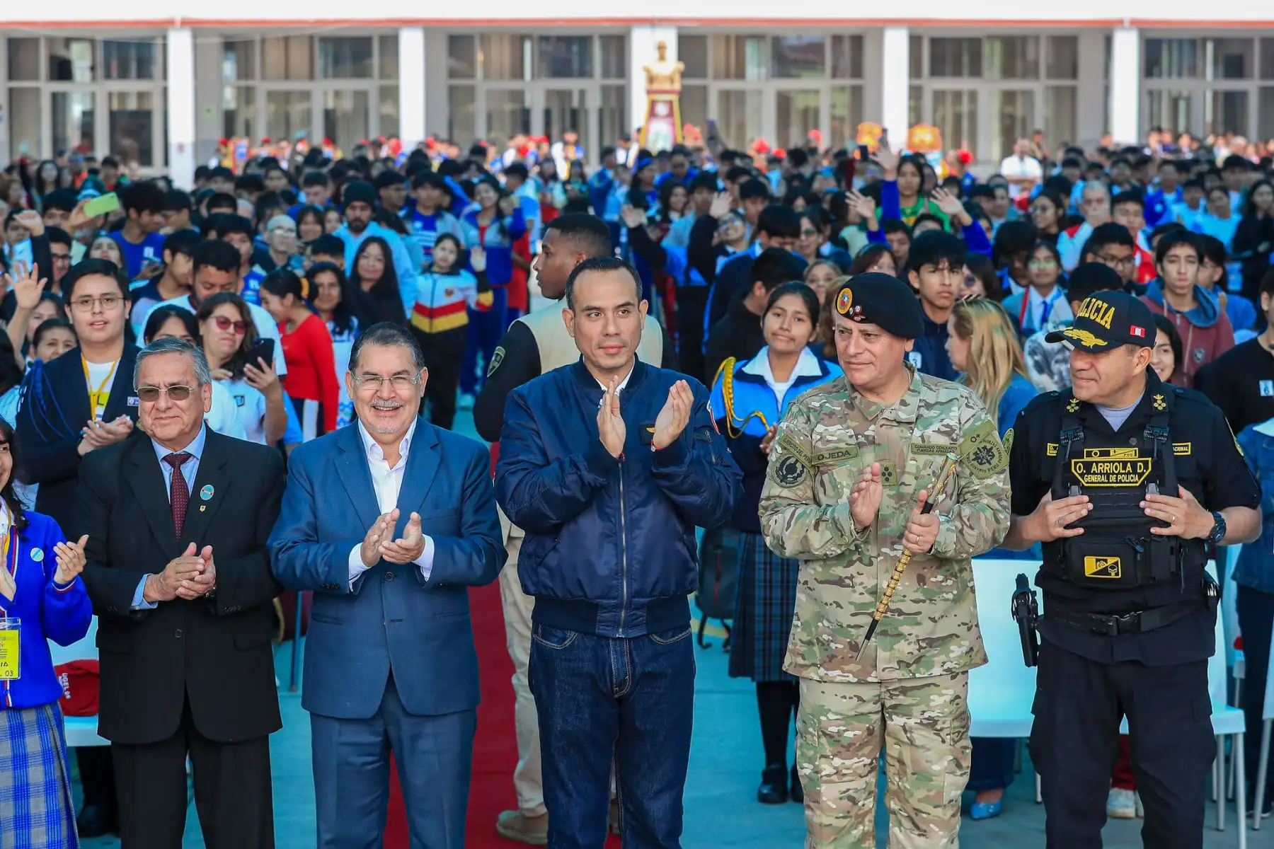 El presidente José Jerí participó en la inauguración del IX Congreso Metropolitano de Estudiantes 2025, donde más de 1000 estudiantes de instituciones públicas son reconocidos como actores centrales en la formación de entornos seguros, democráticos y participativos en el Perú. Foto: Presidencia