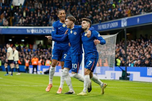 Cole Palmer del Chelsea (C) celebra con sus compañeros tras marcar el gol del 1-0 durante el partido de la Premier League inglesa entre el Chelsea FC y el Everton FC, en Londres. Foto: EFE
