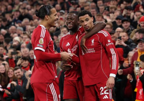 Hugo Ekitike del Liverpool celebra el gol del 2-0 con Ibrahima Konate del Liverpool (C) y Virgil van Dijk del Liverpool (I) durante el partido de la Premier League inglesa entre el Liverpool FC y el Brighton & Hove Albion, en Liverpool. Foto: EFE