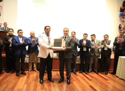 Ministerio de Salud entrega 10 equipos de biología molecular a establecimientos de salud de ocho regiones del país para fortalecer el diagnóstico oportuno de la tuberculosis y del VIH. ANDINA/Difusión