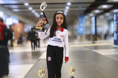 Con solo 8 años, Hyemi de la Cruz logra un histórico triunfo al ganar tres oros en el Sudamericano de Ajedrez. Foto: Difusión