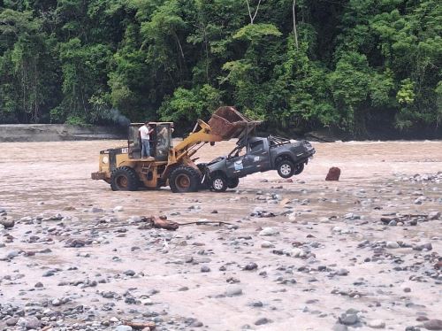 Con ayuda de maquinaria pesada fue rescatada la camioneta que fue arrastrada ayer por un huaico en la carretera Pozuzo - Codo del Pozuzo. Sus dos ocupantes salvaron la vida de milagro. ANDINA/Difusión