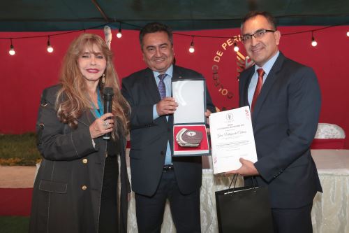 Flor de María Mendoza, decana del Colegio de Periodistas del Callao, junto a Félix Paz Quiroz, director de Medios Periodísticos; y Gino Villafuerte, de la Corte Superior de Justicia del Callao. Foto:ANDINA/Verónica Calderón Zúñiga