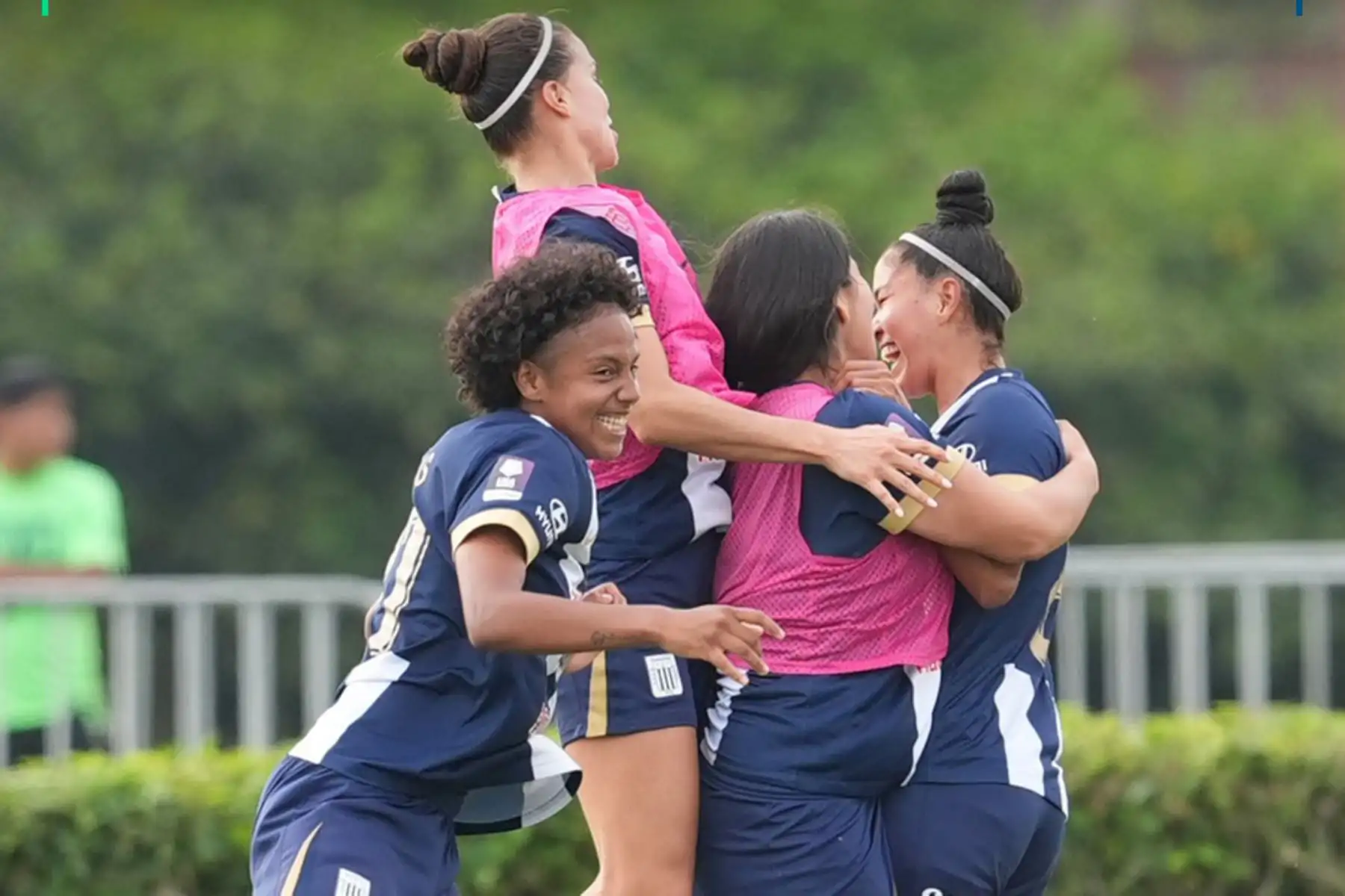 Disfruta las mejores imágenes de la celebración de Alianza Lima, tras consagrarse bicampeonas nacionales de la Liga Femenina Deportes 2025.
Foto: ANDINA/Difusión