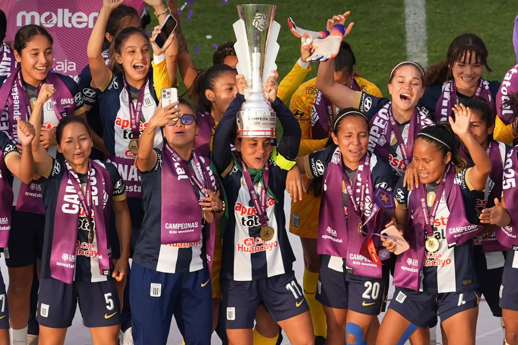 Disfruta las mejores imágenes de la celebración de Alianza Lima, tras consagrarse bicampeonas nacionales de la Liga Femenina Deportes 2025.
Foto: ANDINA/Difusión