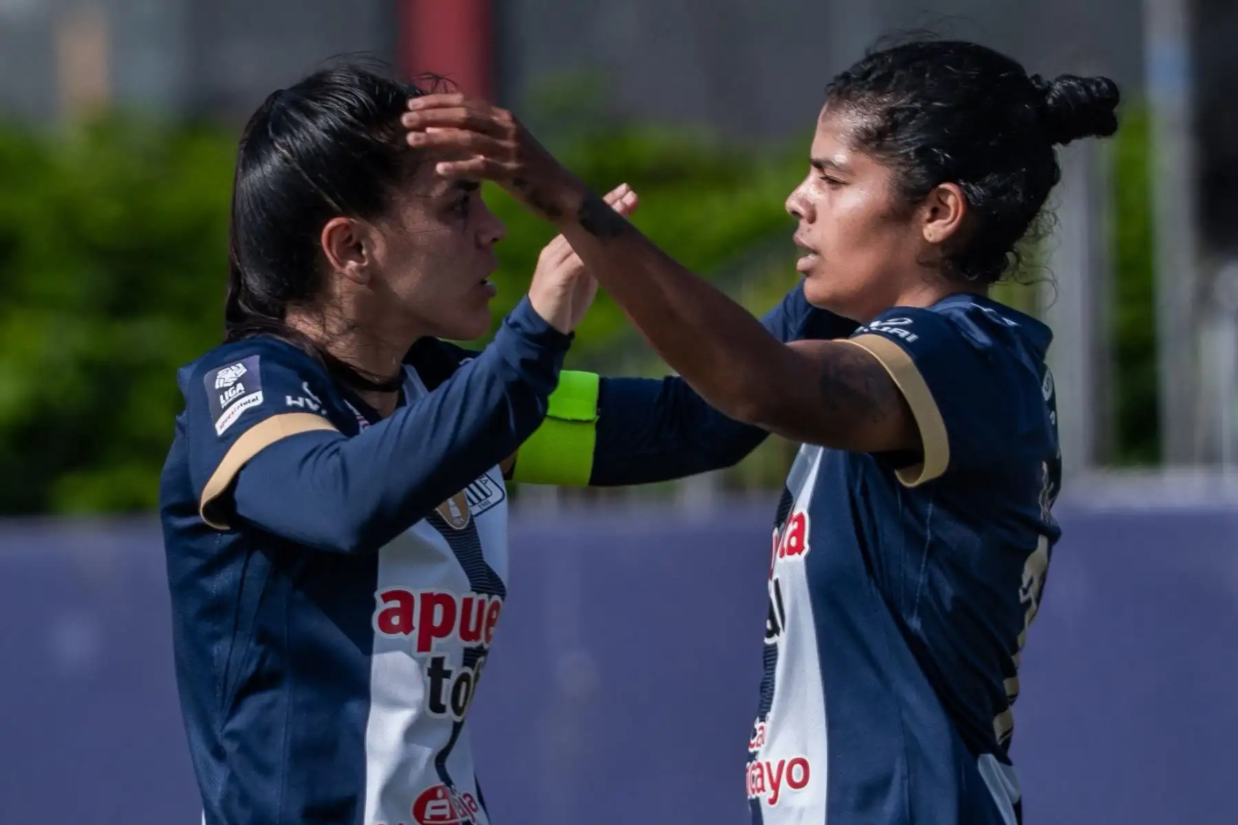 Imponiendo toda su experiencia y jerarquía, Alianza Lima empató 2-2 con Universitario en la VIDU y se consagró bicampeón nacional de la Liga Femenina, tras superar con un global de 5-3. Yomira Tacilla y Neidy Romero -qué golazo le salió- marcaron para las íntimas. Foto: Difusión