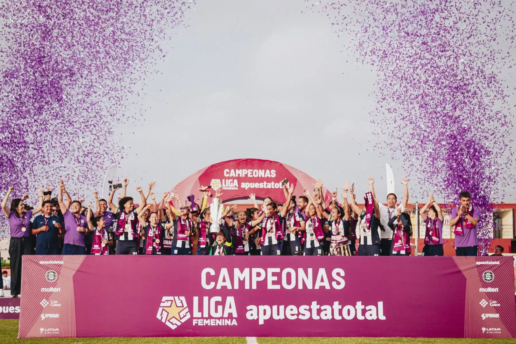 Imponiendo toda su experiencia y jerarquía, Alianza Lima empató 2-2 con Universitario en la VIDU y se consagró bicampeón nacional de la Liga Femenina, tras superar con un global de 5-3. Yomira Tacilla y Neidy Romero -qué golazo le salió- marcaron para las íntimas. Foto: Difusión