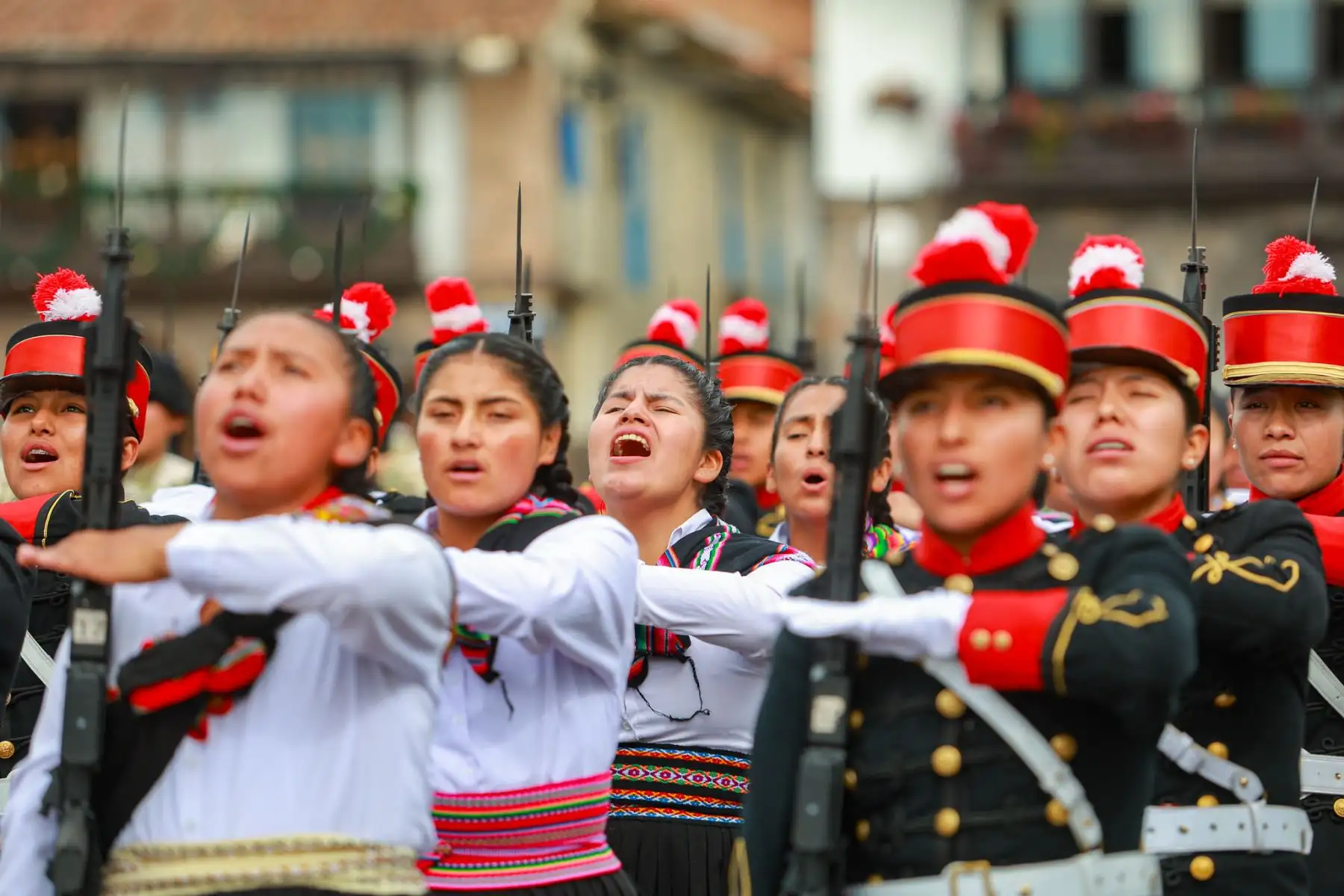 El Presidente del Perú, José Jerí, participó en la ceremonia de izamiento del Pabellón Nacional en la Plaza de Armas del Cusco, junto al gobernador regional, Werner Salcedo. Esta actividad reafirma el compromiso del Gobierno con la identidad nacional y el trabajo articulado con las autoridades regionales. Foto: Presidencia