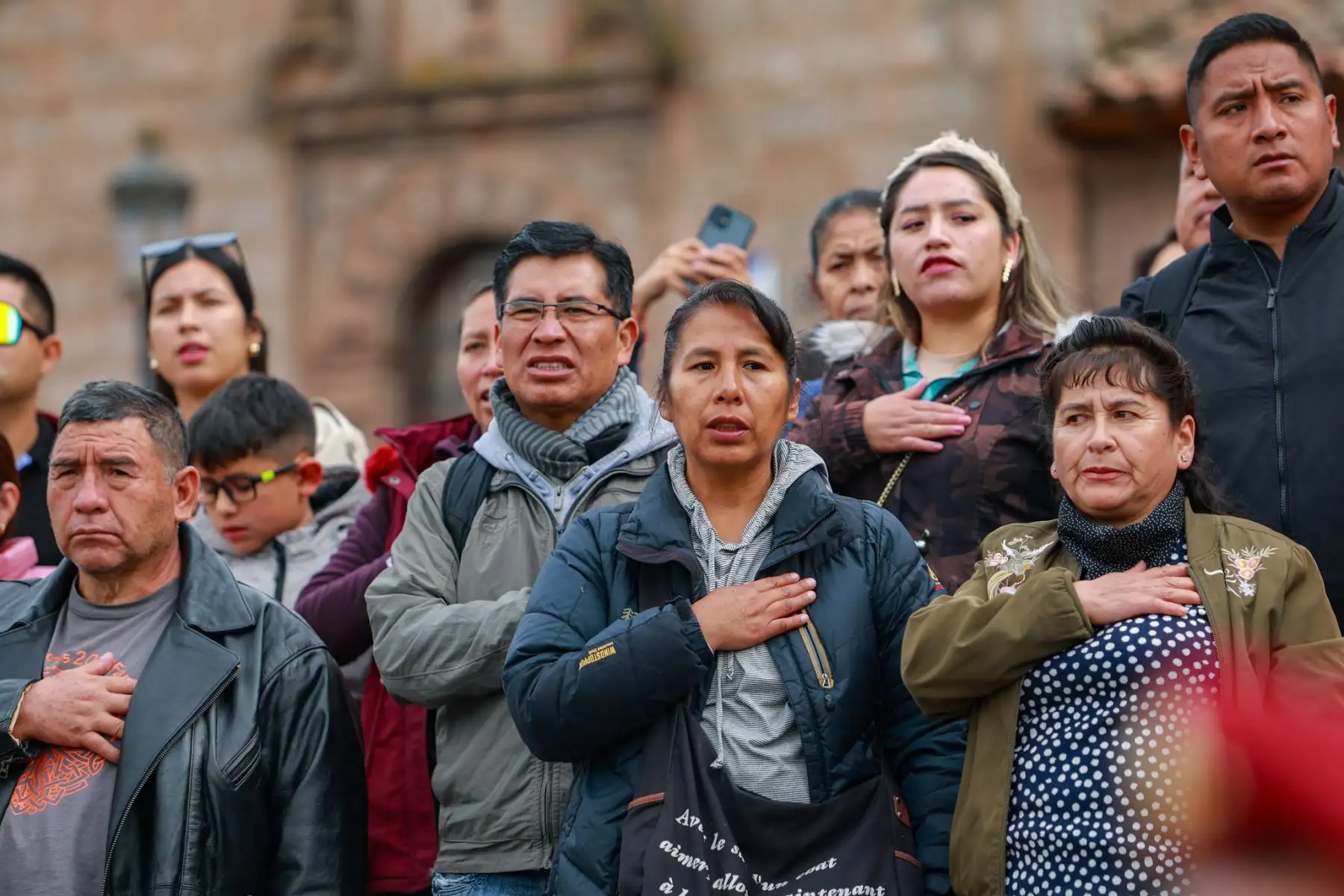 El Presidente del Perú, José Jerí, participó en la ceremonia de izamiento del Pabellón Nacional en la Plaza de Armas del Cusco, junto al gobernador regional, Werner Salcedo. Esta actividad reafirma el compromiso del Gobierno con la identidad nacional y el trabajo articulado con las autoridades regionales. Foto: Presidencia