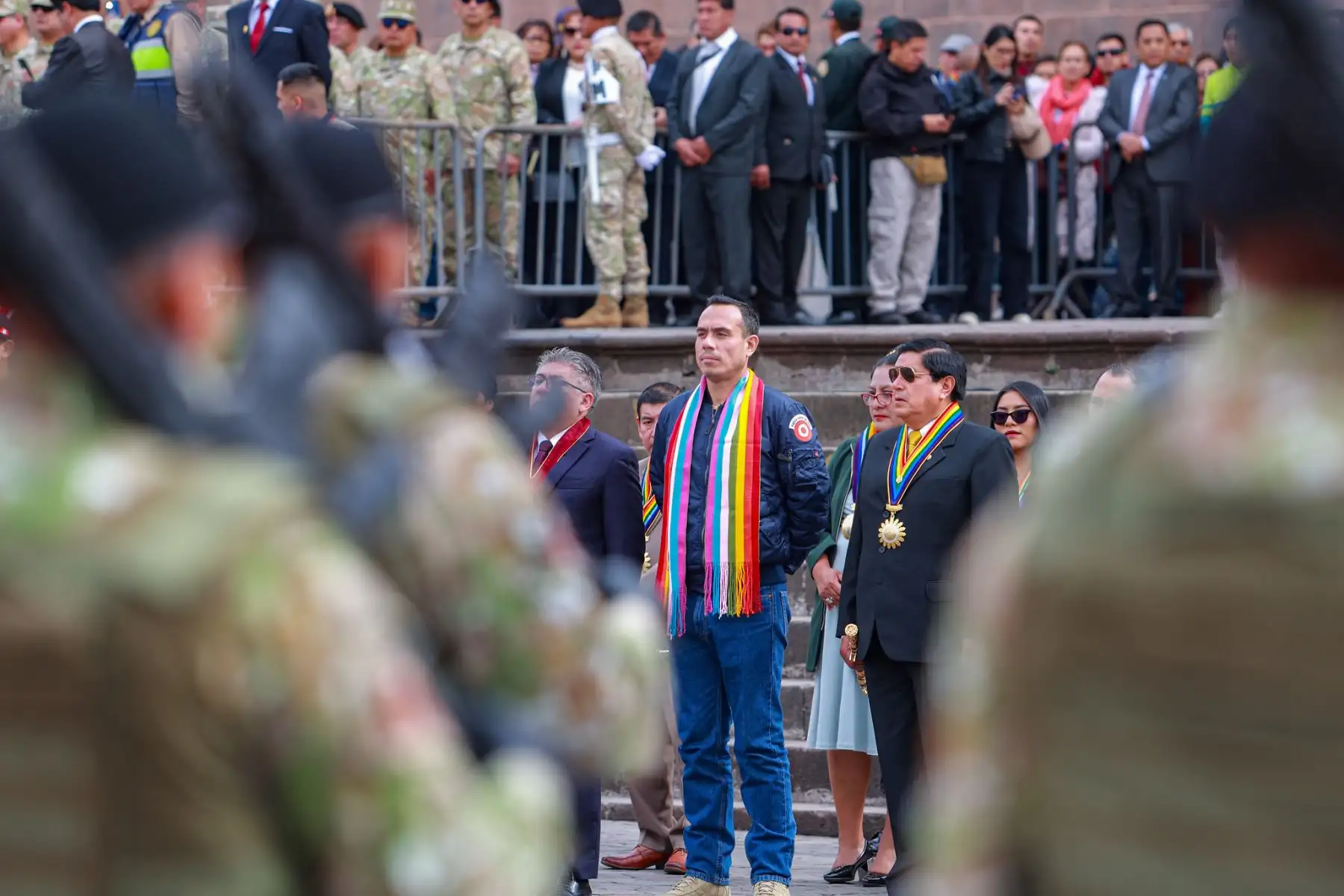 El Presidente del Perú, José Jerí, participó en la ceremonia de izamiento del Pabellón Nacional en la Plaza de Armas del Cusco, junto al gobernador regional, Werner Salcedo. Esta actividad reafirma el compromiso del Gobierno con la identidad nacional y el trabajo articulado con las autoridades regionales. Foto: Presidencia