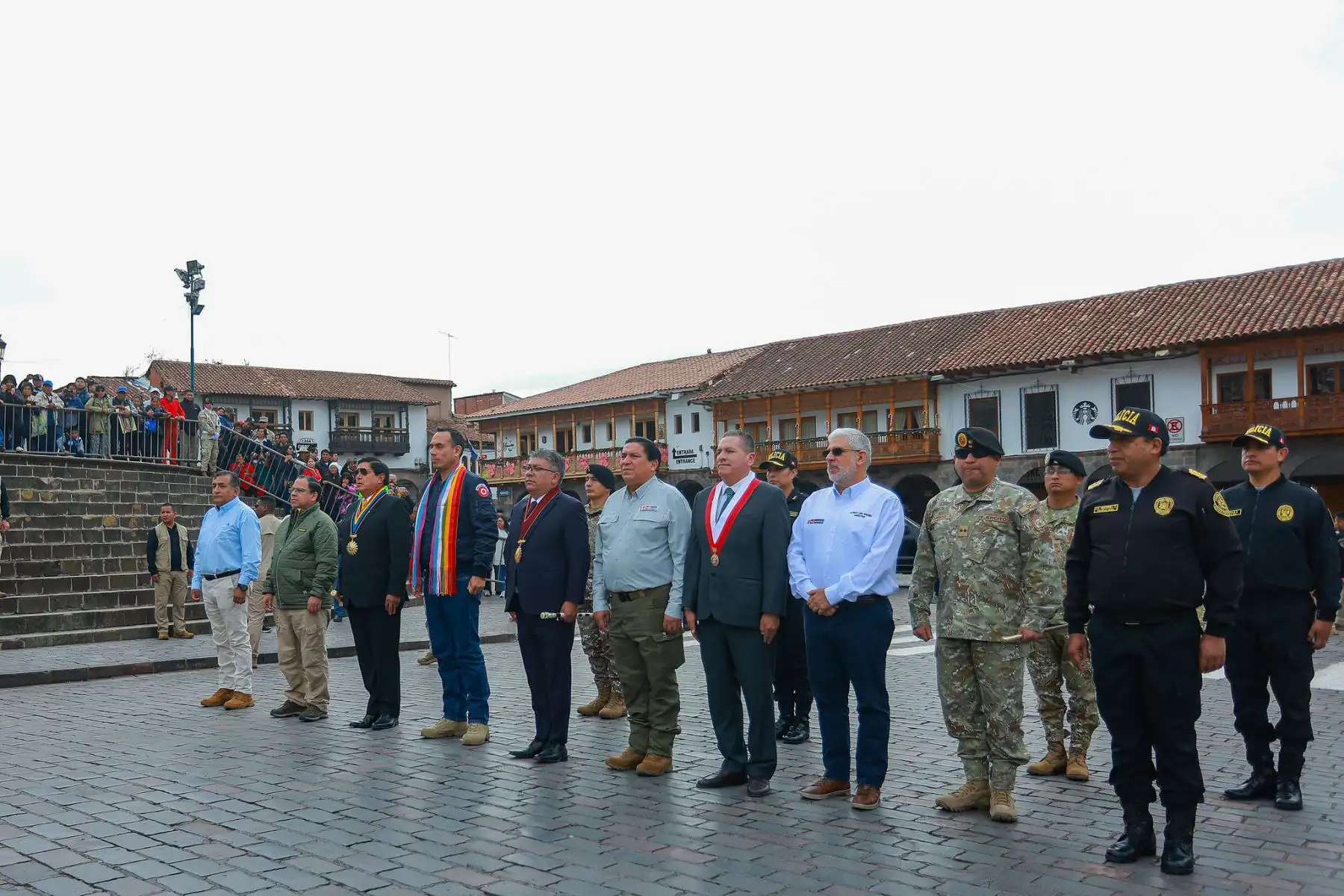 El Presidente del Perú, José Jerí, participó en la ceremonia de izamiento del Pabellón Nacional en la Plaza de Armas del Cusco, junto al gobernador regional, Werner Salcedo. Esta actividad reafirma el compromiso del Gobierno con la identidad nacional y el trabajo articulado con las autoridades regionales. Foto: Presidencia