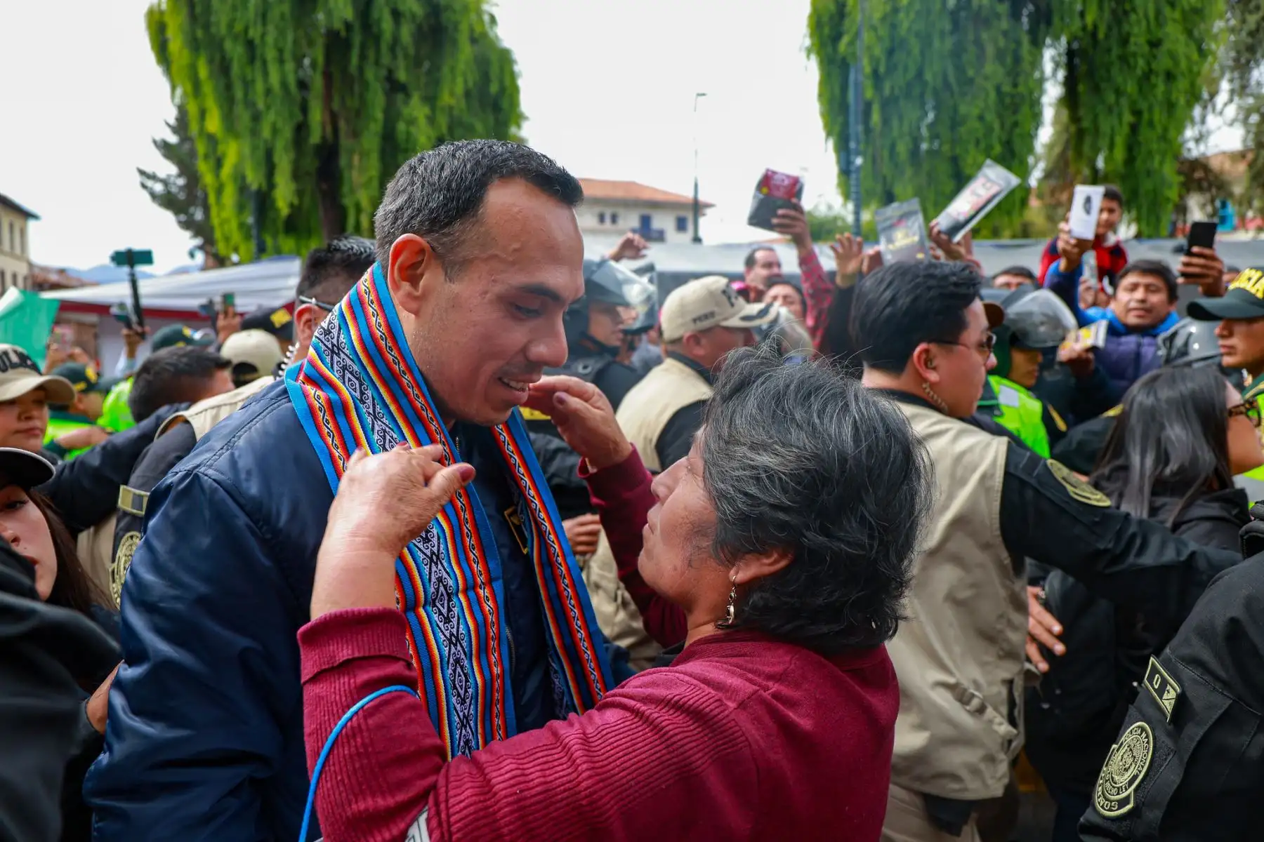 El Presidente del Perú, José Jerí, participó en la ceremonia de izamiento del Pabellón Nacional en la Plaza de Armas del Cusco, junto al gobernador regional, Werner Salcedo. Esta actividad reafirma el compromiso del Gobierno con la identidad nacional y el trabajo articulado con las autoridades regionales. Foto: Presidencia