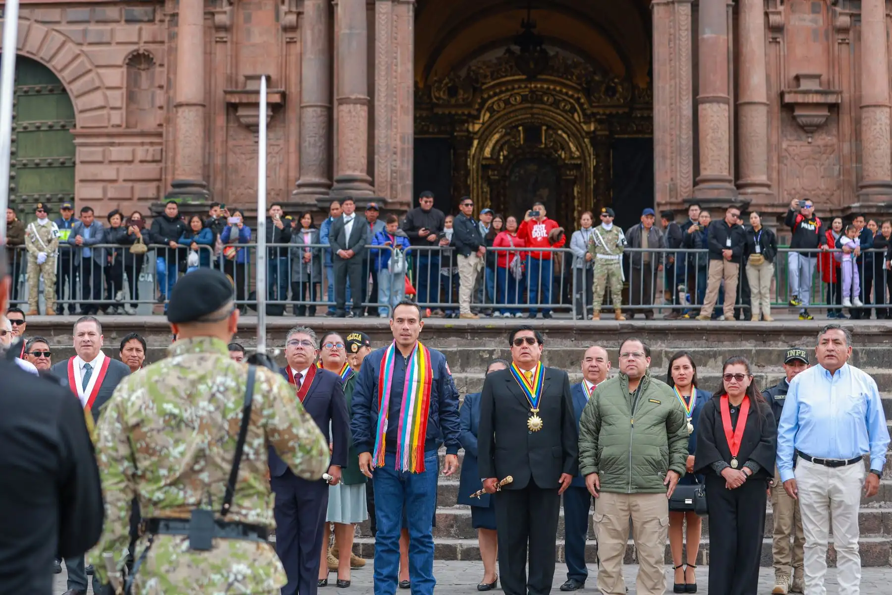 El Presidente del Perú, José Jerí, participó en la ceremonia de izamiento del Pabellón Nacional en la Plaza de Armas del Cusco, junto al gobernador regional, Werner Salcedo. Esta actividad reafirma el compromiso del Gobierno con la identidad nacional y el trabajo articulado con las autoridades regionales. Foto: Presidencia
