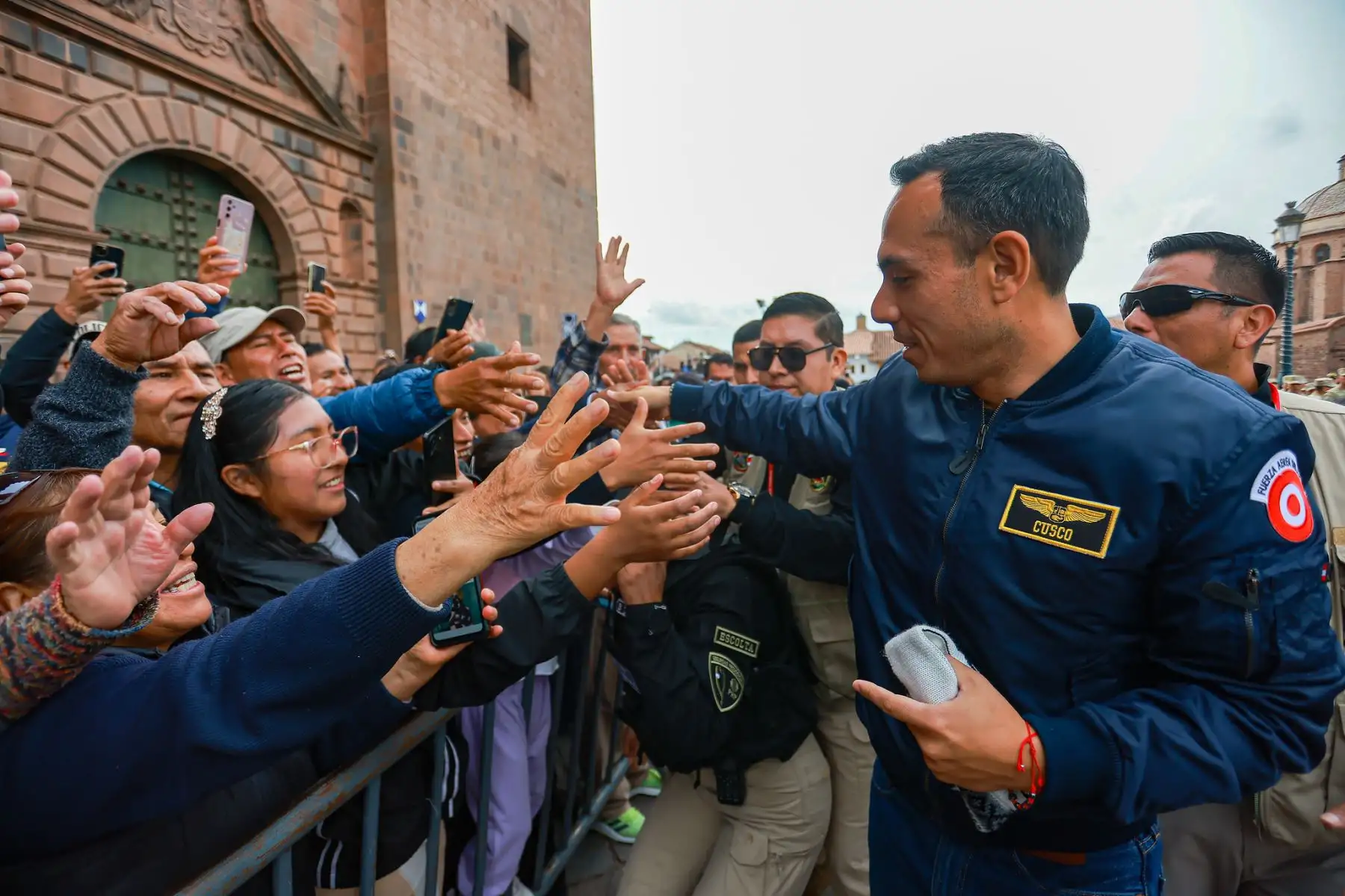El Presidente del Perú, José Jerí, participó en la ceremonia de izamiento del Pabellón Nacional en la Plaza de Armas del Cusco, junto al gobernador regional, Werner Salcedo. Esta actividad reafirma el compromiso del Gobierno con la identidad nacional y el trabajo articulado con las autoridades regionales. Foto: Presidencia
