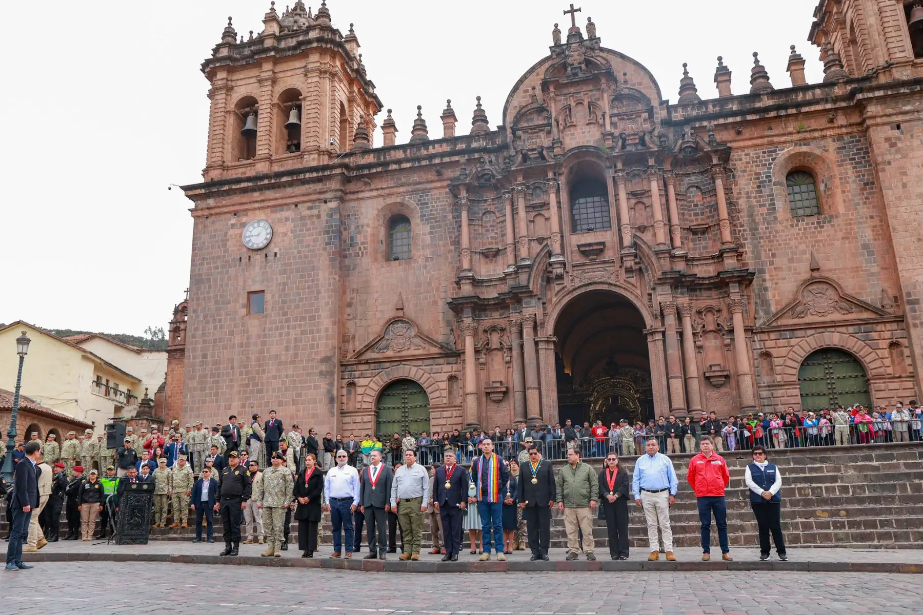 El Presidente del Perú, José Jerí, participó en la ceremonia de izamiento del Pabellón Nacional en la Plaza de Armas del Cusco, junto al gobernador regional, Werner Salcedo. Esta actividad reafirma el compromiso del Gobierno con la identidad nacional y el trabajo articulado con las autoridades regionales. Foto: Presidencia
