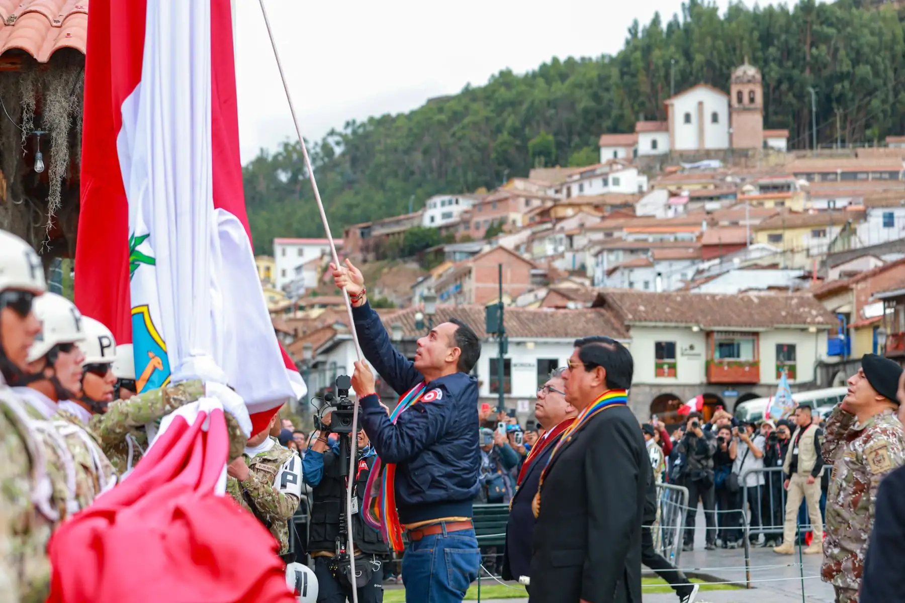 El Presidente del Perú, José Jerí, participó en la ceremonia de izamiento del Pabellón Nacional en la Plaza de Armas del Cusco, junto al gobernador regional, Werner Salcedo. Esta actividad reafirma el compromiso del Gobierno con la identidad nacional y el trabajo articulado con las autoridades regionales. Foto: Presidencia
