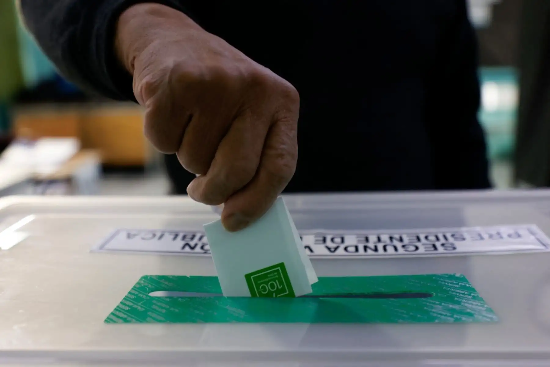 Una persona vota durante la segunda vuelta de las elecciones presidenciales en Santiago el 14 de diciembre de 2025. Los chilenos se dirigen a las urnas para una resección presidencial entre Jeannette Jara, una comunista respaldada por una amplia coalición de izquierda, y José Antonio Kast, un devoto político de extrema derecha que promete una línea dura en seguridad y migración. (Foto de Raúl BRAVO / AFP)