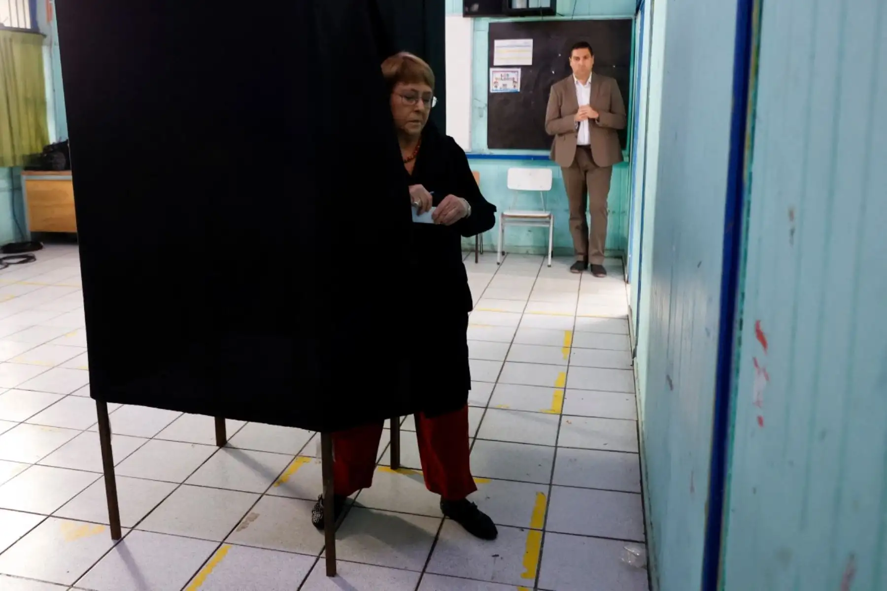 La expresidenta de Chile (2006-2010 y 2014-2018), Michelle Bachelet, se prepara para emitir su voto durante la segunda vuelta de las elecciones presidenciales en Santiago el 14 de diciembre de 2025. Los chilenos se dirigen a las urnas para una resección presidencial entre Jeannette Jara, una comunista respaldada por una amplia coalición de izquierda, y José Antonio Kast, un devoto político de extrema derecha que promete una línea dura en seguridad y migración. (Foto de Raúl BRAVO / AFP)