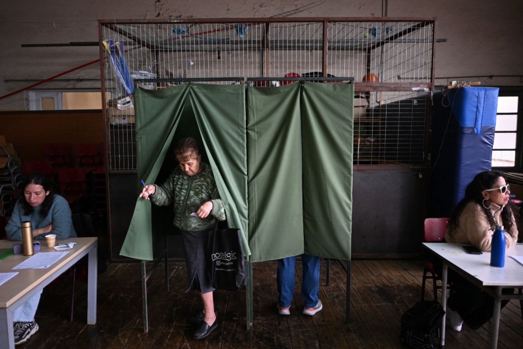 Una mujer se prepara para emitir su voto durante la segunda vuelta de las elecciones presidenciales en Santiago el 14 de diciembre de 2025. Los chilenos se dirigen a las urnas para una resección presidencial entre Jeannette Jara, una comunista respaldada por una amplia coalición de izquierda, y José Antonio Kast, un devoto político de extrema derecha que promete una línea dura en seguridad y migración. (Foto de Eitan ABRAMOVICH / AFP)