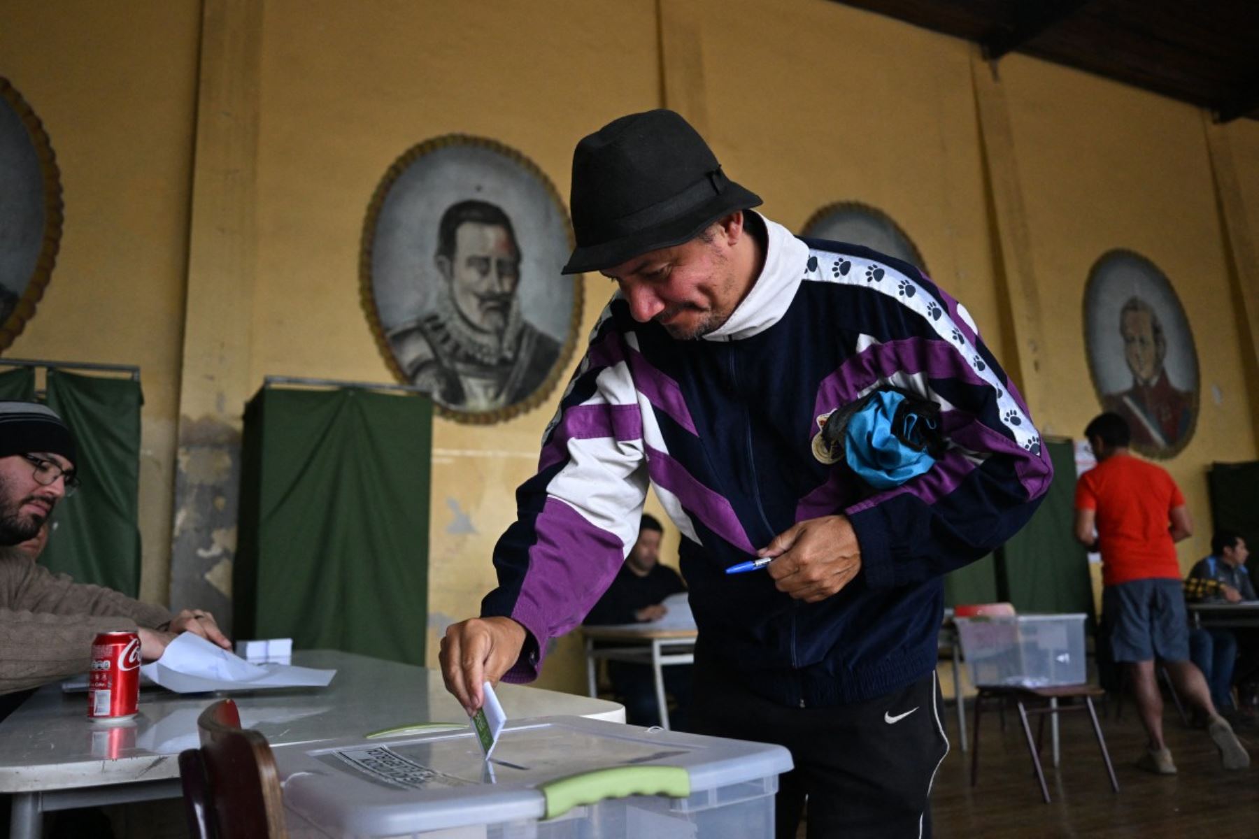 Un hombre emitió su voto durante la segunda ronda de las elecciones presidenciales en Santiago el 14 de diciembre de 2025. Los chilenos se dirigen a las urnas para una resección presidencial entre Jeannette Jara, una comunista respaldada por una amplia coalición de izquierda, y José Antonio Kast, un devoto político de extrema derecha que promete una línea dura en seguridad y migración. (Foto de Eitan ABRAMOVICH / AFP)