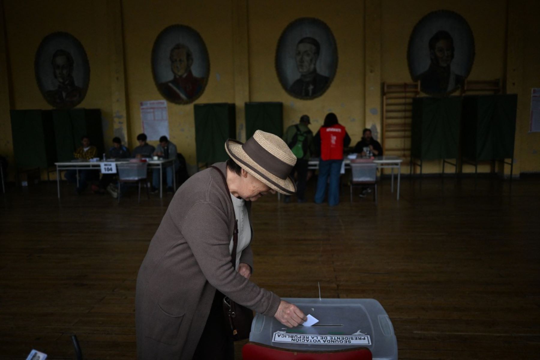 Una mujer emitió su voto durante la segunda ronda de las elecciones presidenciales en Santiago el 14 de diciembre de 2025. Los chilenos se dirigen a las urnas para una resección presidencial entre Jeannette Jara, una comunista respaldada por una amplia coalición de izquierda, y José Antonio Kast, un devoto político de extrema derecha que promete una línea dura en seguridad y migración. (Foto de Eitan ABRAMOVICH / AFP)