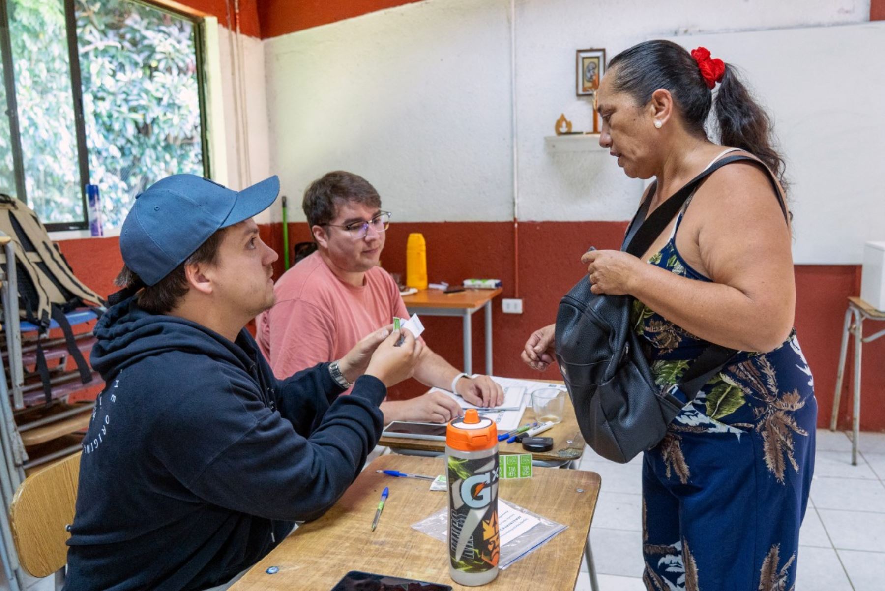 Una mujer se prepara para emitir su voto durante la segunda vuelta de las elecciones presidenciales en Isla de Pascua, Chile, el 14 de diciembre de 2025. Los chilenos se dirigen a las urnas para una resección presidencial entre Jeannette Jara, una comunista respaldada por una amplia coalición de izquierda, y José Antonio Kast, un devoto político de extrema derecha que promete una línea dura en seguridad y migración. (Foto de Miguel CARRASCO / AFP)