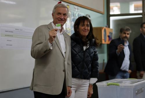 Chile: José Antonio Kast, candidato de la derecha, emite su voto en la segunda vuelta presidencial