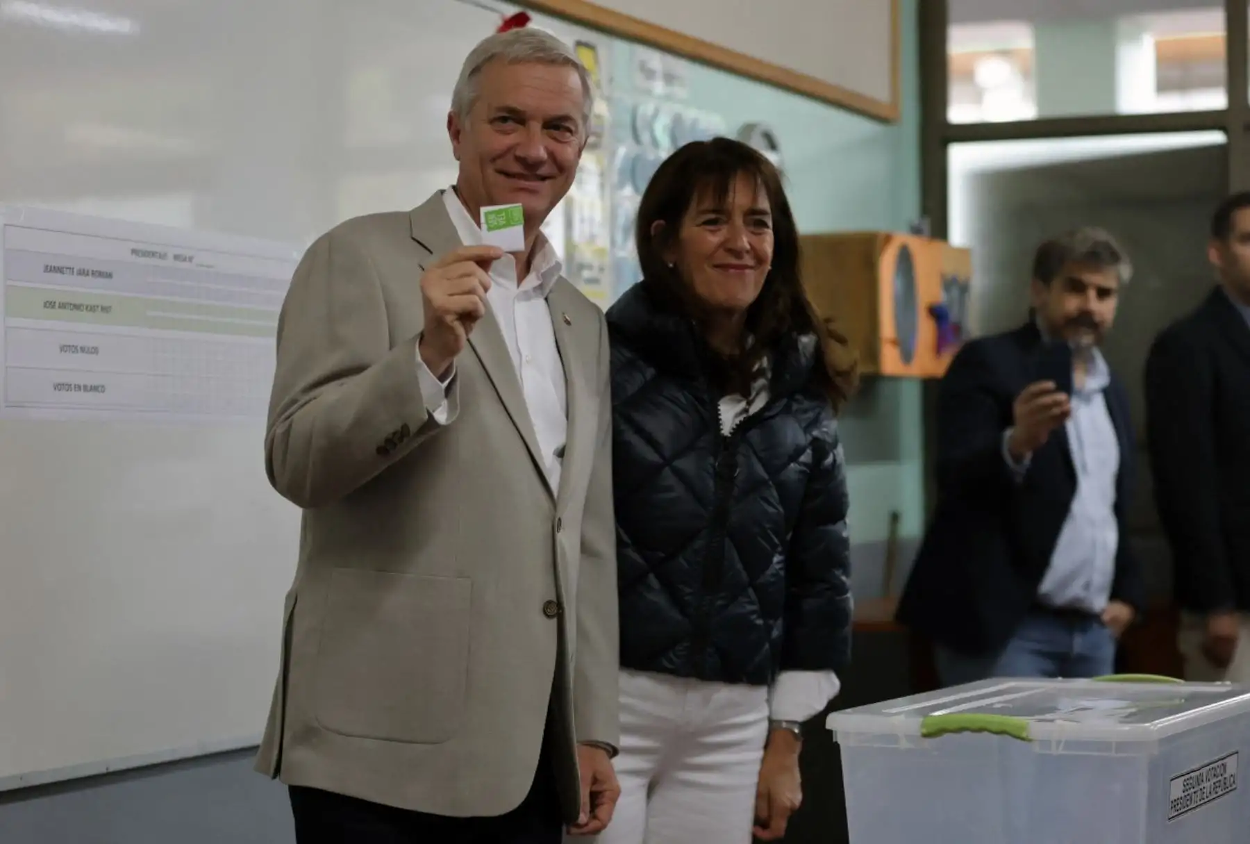 El candidato presidencial José Antonio Kast, del Partido Republicano, posa junto a su esposa María Pía Adriasola antes de votar en la segunda vuelta de las elecciones presidenciales, en Paine, al sur de Santiago, el 14 de diciembre de 2025. Chile define hoy a su próximo presidente entre Jeannette Jara, candidata de la izquierda, y Kast, abanderado de la derecha. Foto: AFP