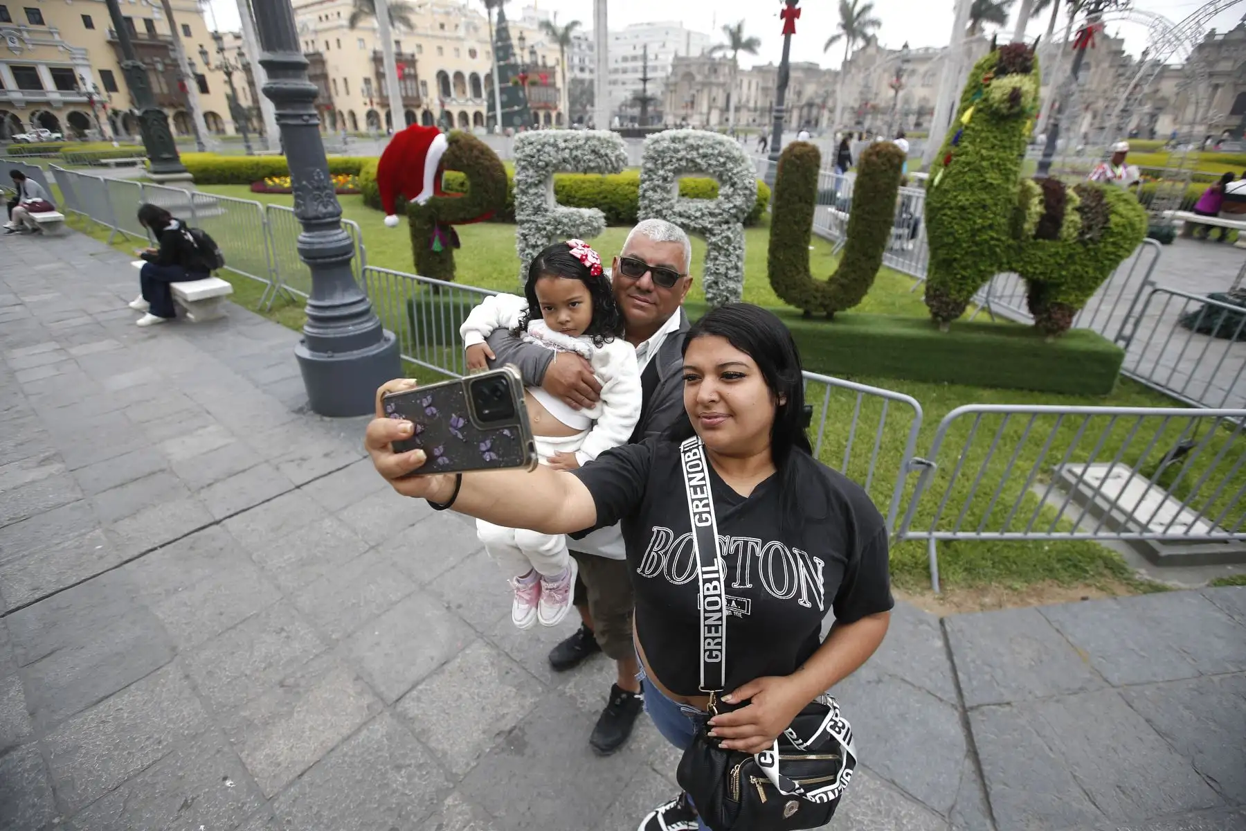 Familias recorren el Centro Histórico de Lima que luce com adornos, imágenes y colores con motivos navideños. 
Foto: ANDINA/Eddy Ramos