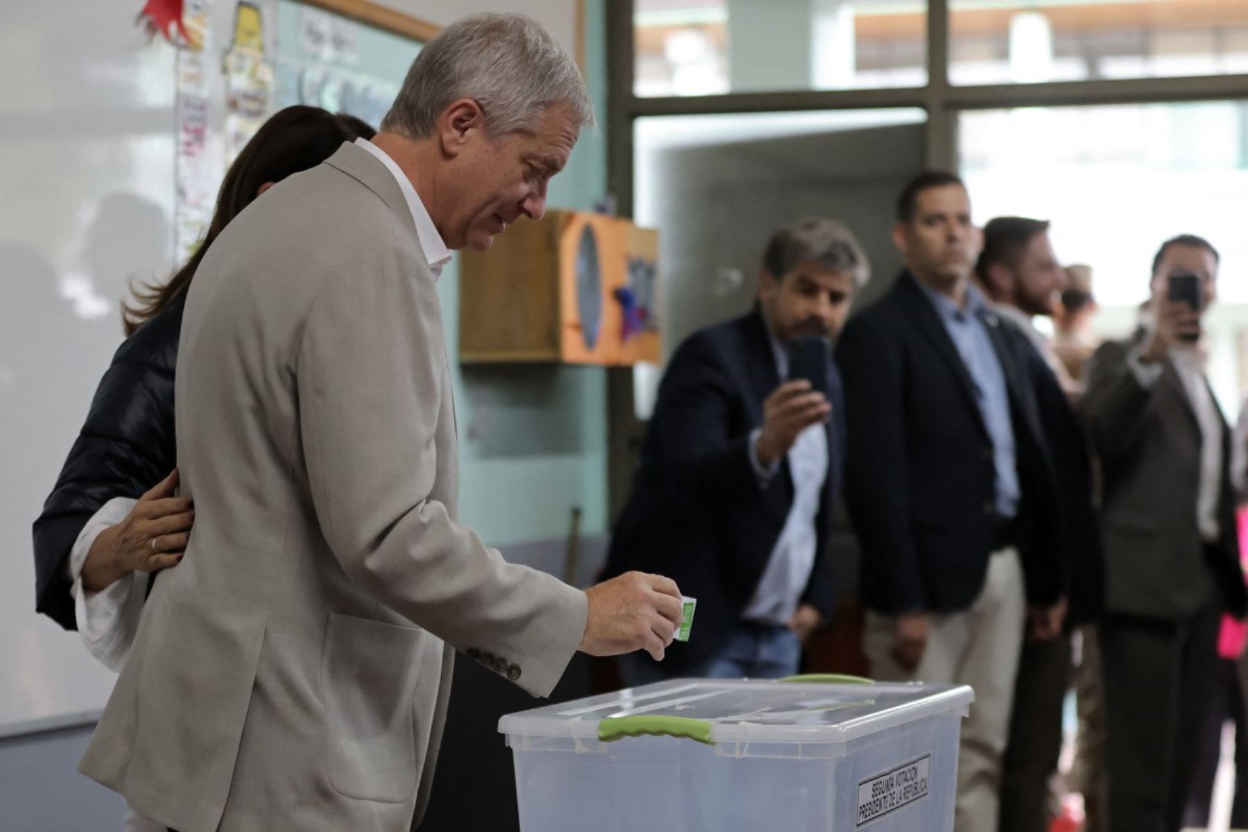 El candidato presidencial José Antonio Kast, del Partido Republicano, emite su voto en la segunda vuelta de las elecciones presidenciales, en Paine, al sur de Santiago, el 14 de diciembre de 2025. Chile define hoy a su próximo presidente entre Jeannette Jara, candidata de la izquierda, y Kast, abanderado de la derecha. Foto: AFP