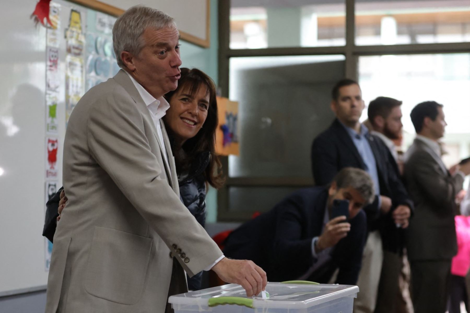 El candidato presidencial José Antonio Kast, del Partido Republicano, emite su voto en la segunda vuelta de las elecciones presidenciales, en Paine, al sur de Santiago, el 14 de diciembre de 2025. Chile define hoy a su próximo presidente entre Jeannette Jara, candidata de la izquierda, y Kast, abanderado de la derecha. Foto: AFP