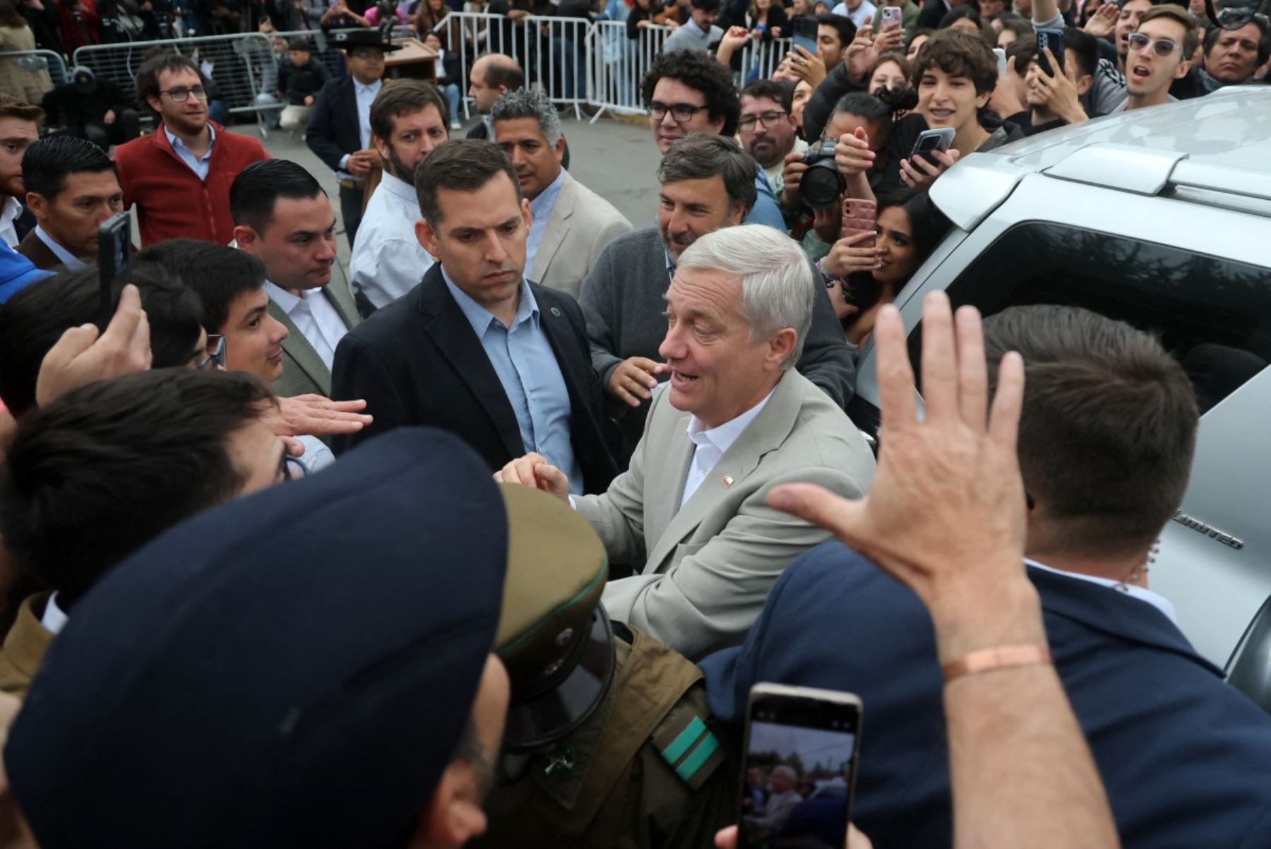 El candidato presidencial de Chile, José Antonio Kast (C), del Partido Republicano, saluda a los partidarios mientras se va después de emitir su voto durante la segunda vuelta de las elecciones presidenciales en Paine, al sur de Santiago, el 14 de diciembre de 2025. Foto: AFP
