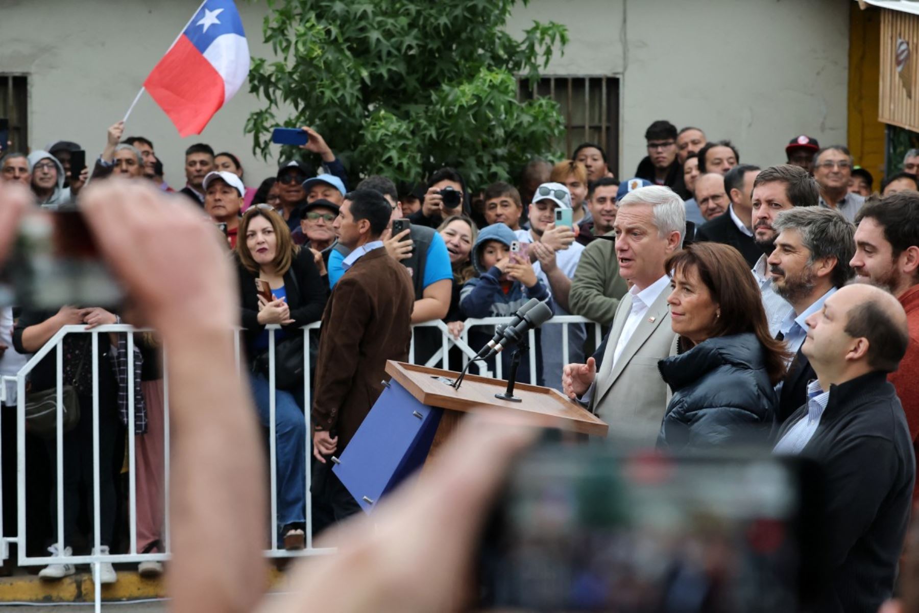 El candidato presidencial de Chile, José Antonio Kast, del Partido Republicano, habla junto a su esposa María Pia Adriasola fuera de un colegio electoral después de emitir su voto durante la segunda vuelta de las elecciones presidenciales en Paine, al sur de Santiago, el 14 de diciembre de 2025. Foto: AFP
