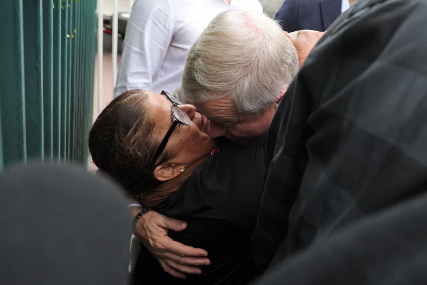 El candidato presidencial chileno José Antonio Kast (R), del partido Partido Republicano, saluda a un partidario fuera de un colegio electoral después de emitir su voto durante la segunda vuelta de las elecciones presidenciales en Paine, al sur de Santiago, el 14 de diciembre de 2025. Foto: AFP