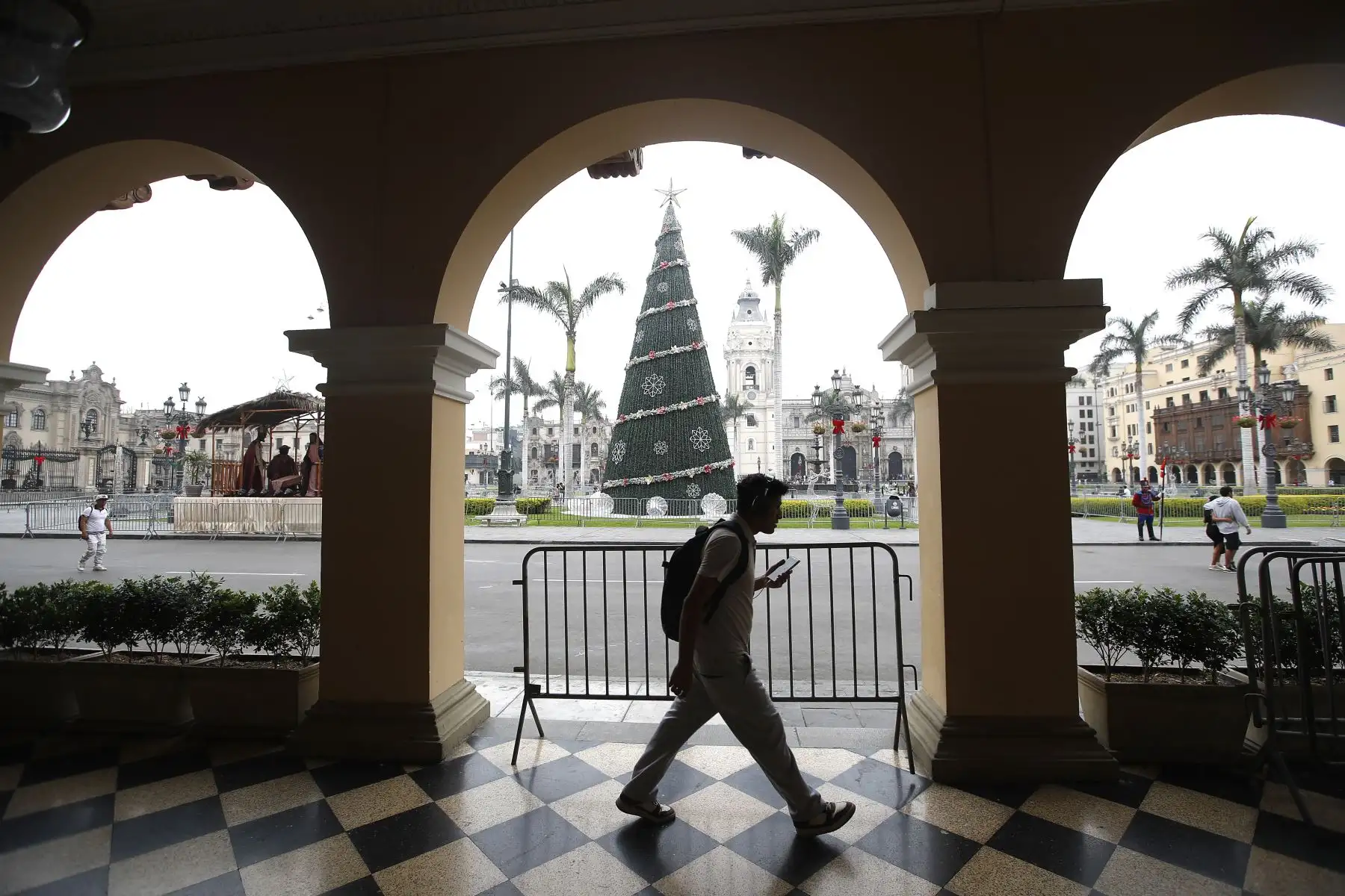 El Centro Histórico de Lima luce con el tradicional árbol navideño previo a la Nochebuena el 25 de diciembre.
Foto: ANDINA/Eddy Ramos