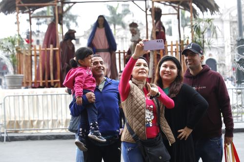 Así se vive el espíritu navideño en el Centro Histórico de Lima a pocos días de la Nochebuena