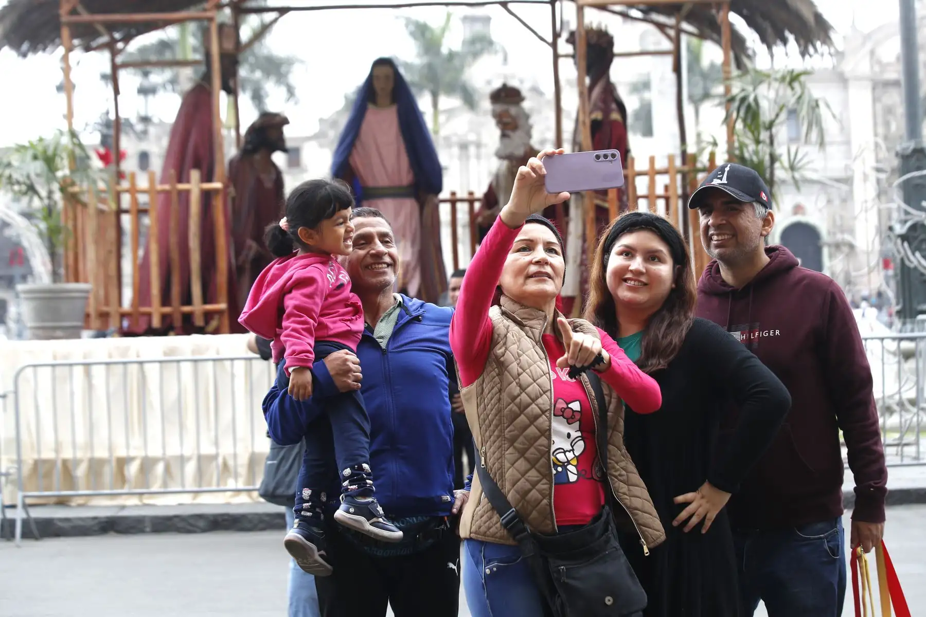 Familias recorren el Centro Histórico de Lima que luce com adornos, imágenes y colores con motivos navideños. 
Foto: ANDINA/Eddy Ramos