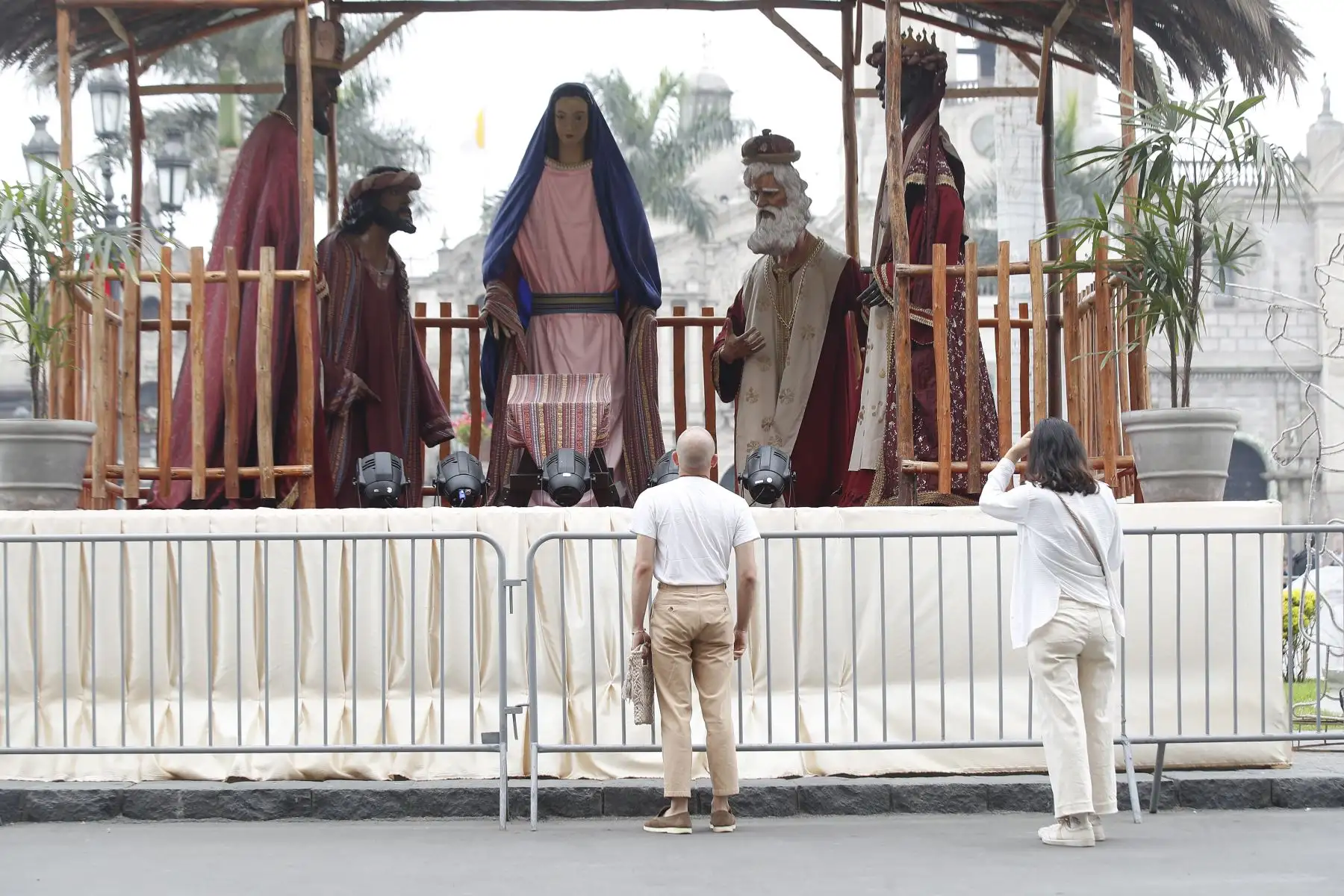 Así luce el tradicional nacimiento navideño, ubicado en la Plaza de Armas del Centro Histórico de lLima. Decenas de  familias acuden para tomar fotos y pasar momentos de tranquilidad en el fin de semana.
Foto: ANDINA/Eddy Ramos