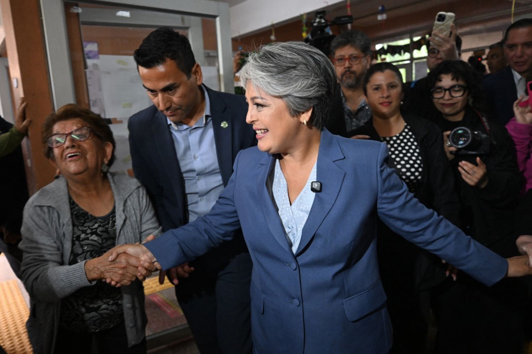 La candidata Jeannette Jara, de la coalición Unidad por Chile, saluda a los partidarios al llegar a un colegio electoral durante la segunda secunda de las elecciones presidenciales en Santiago el 14 de diciembre de 2025. Los chilenos se dirigen a las urnas para una resección presidencial entre Jeannette Jara, una comunista respaldada por una amplia coalición de izquierda, y José Antonio Kast, un devoto político de extrema derecha que promete una línea dura en seguridad y migración. Foto: AFP