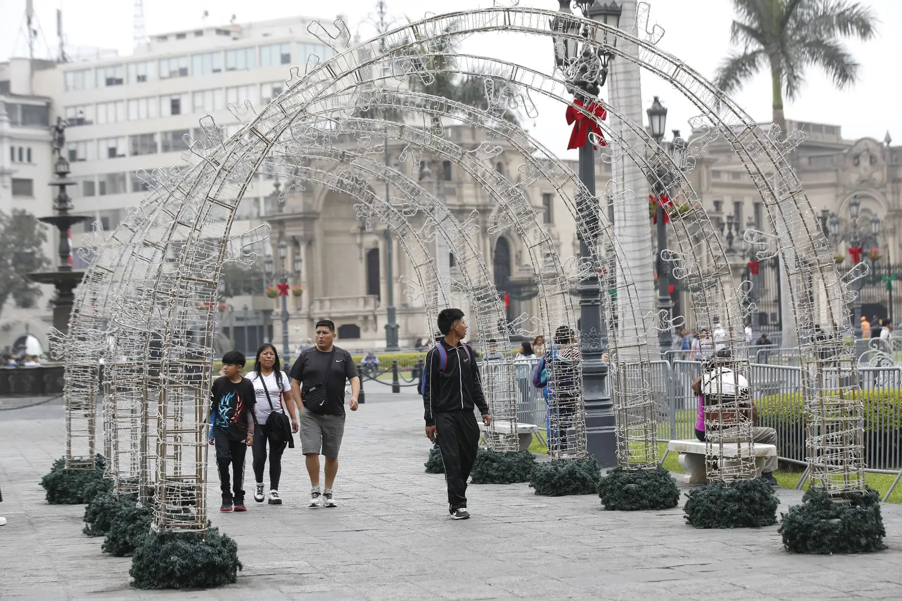 Familias recorren el Centro Histórico de Lima que luce com adornos, imágenes y colores con motivos navideños. 
Foto: ANDINA/Eddy Ramos